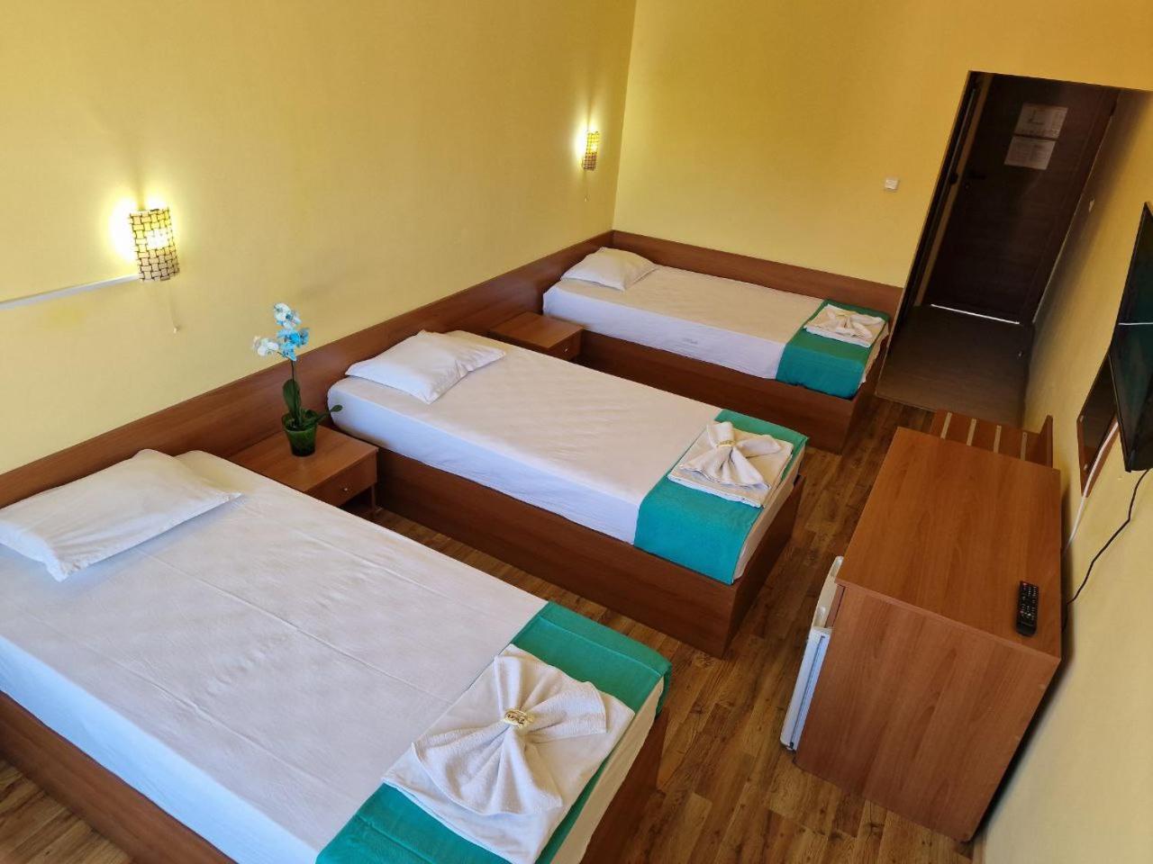 Triple Room with Balcony - Photo 7
