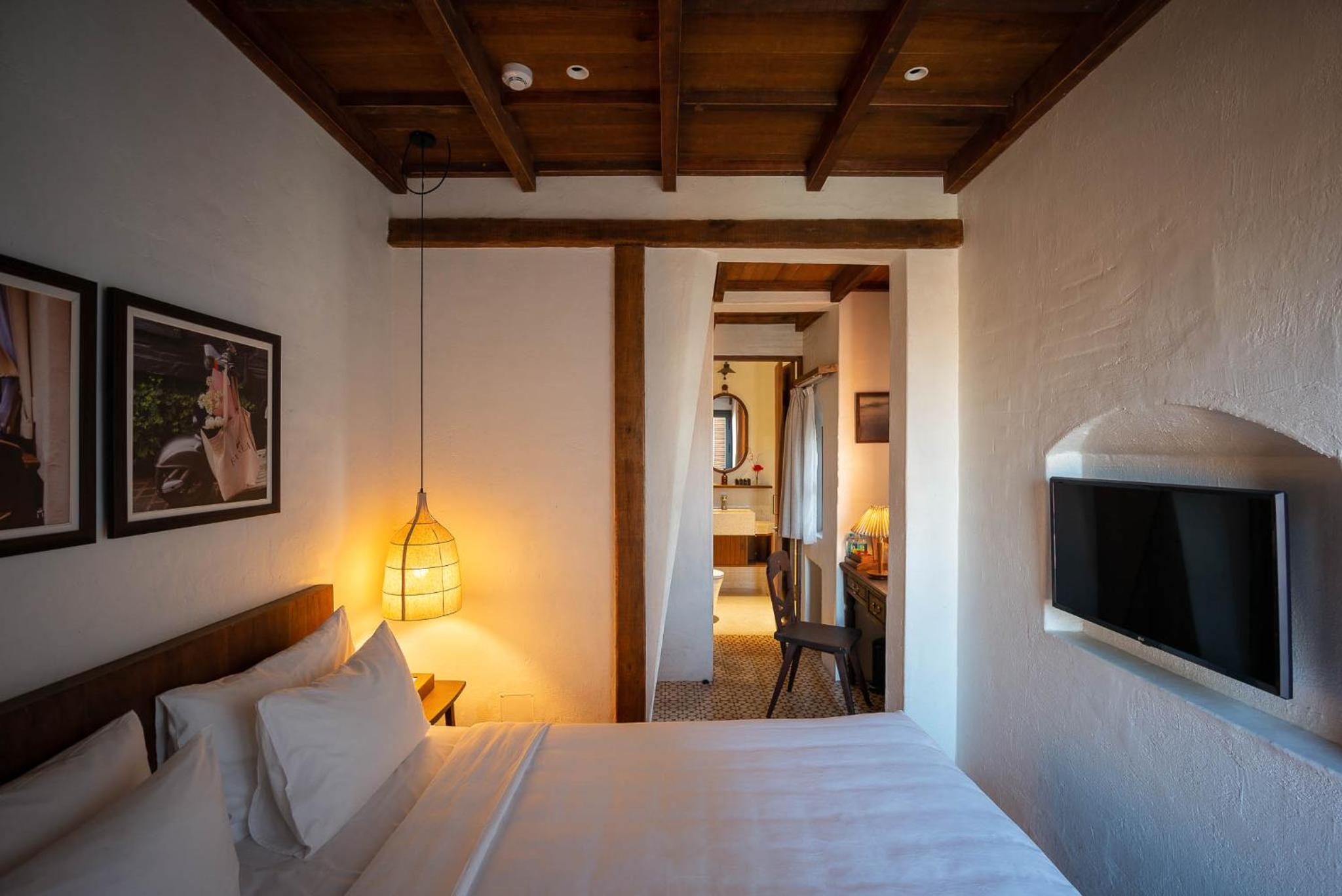 Deluxe Double Room with Balcony - Photo 7