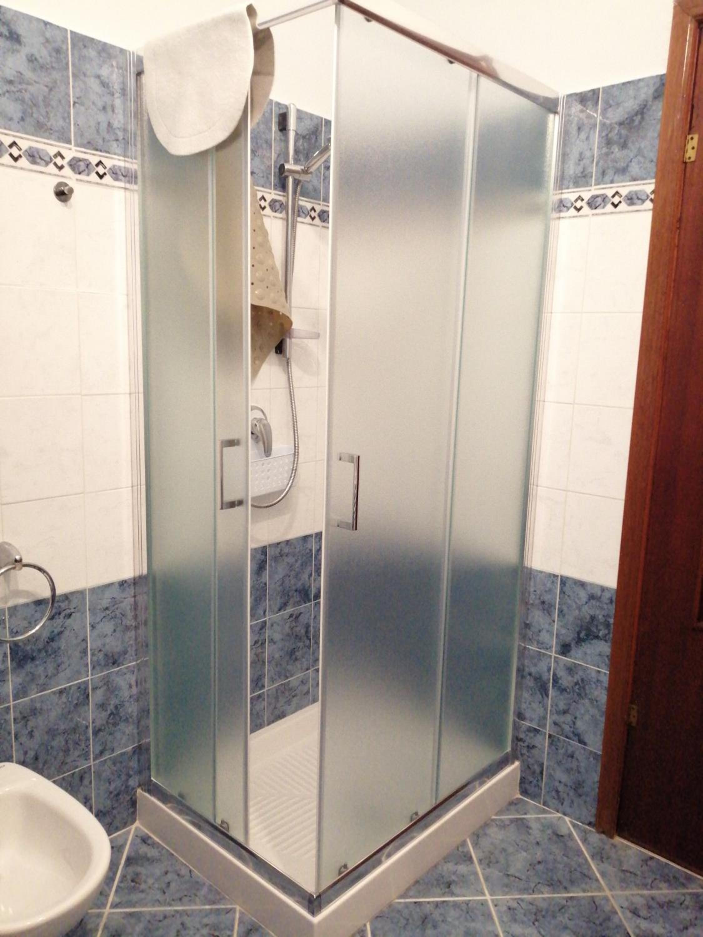 Triple Room with Private Bathroom - Photo 2