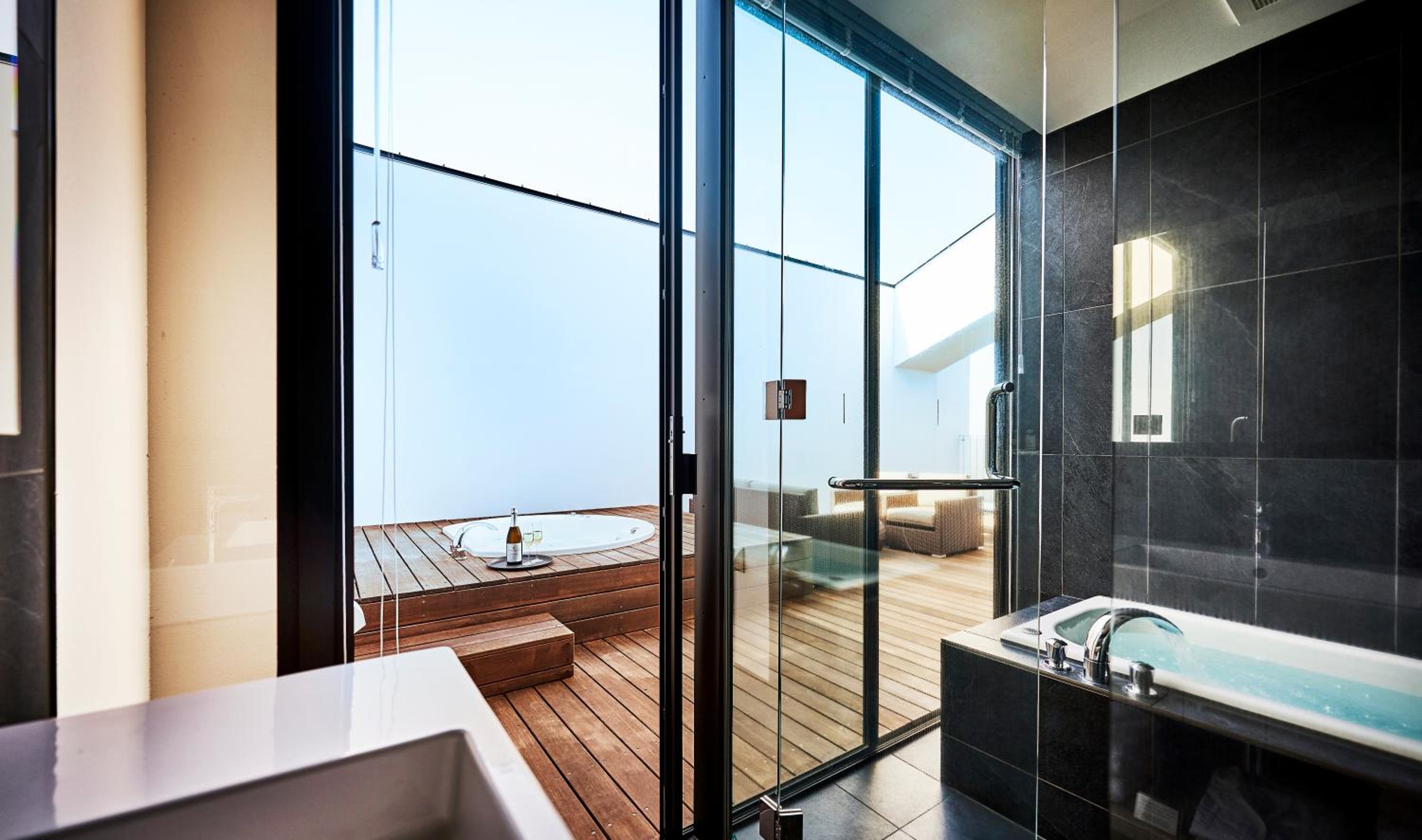 Deluxe Twin with Terrace and Private Outdoor Jacuzzi(Club Lounge Access Included) - Photo 25