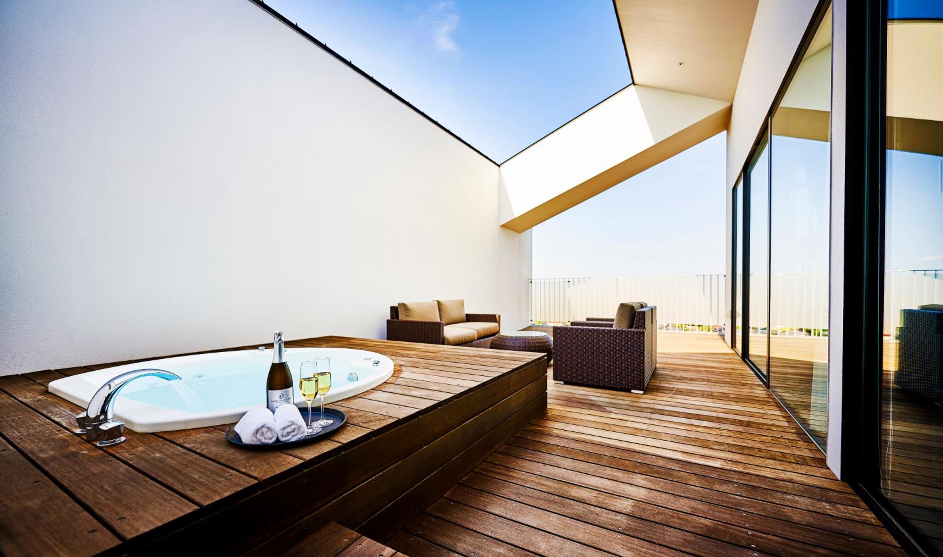 Deluxe Twin with Terrace and Private Outdoor Jacuzzi(Club Lounge Access Included) - Photo 27