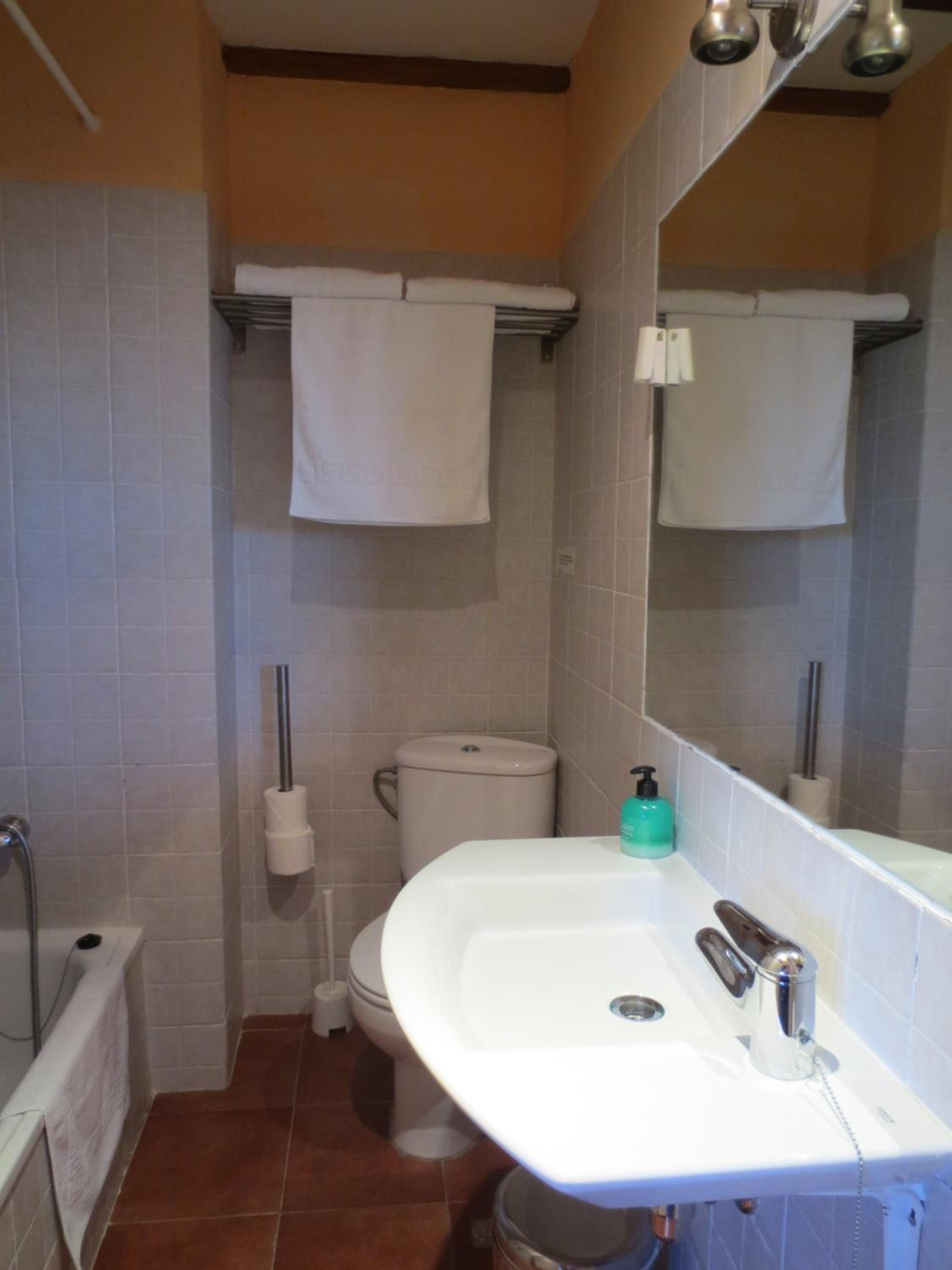Twin Room - Photo 2