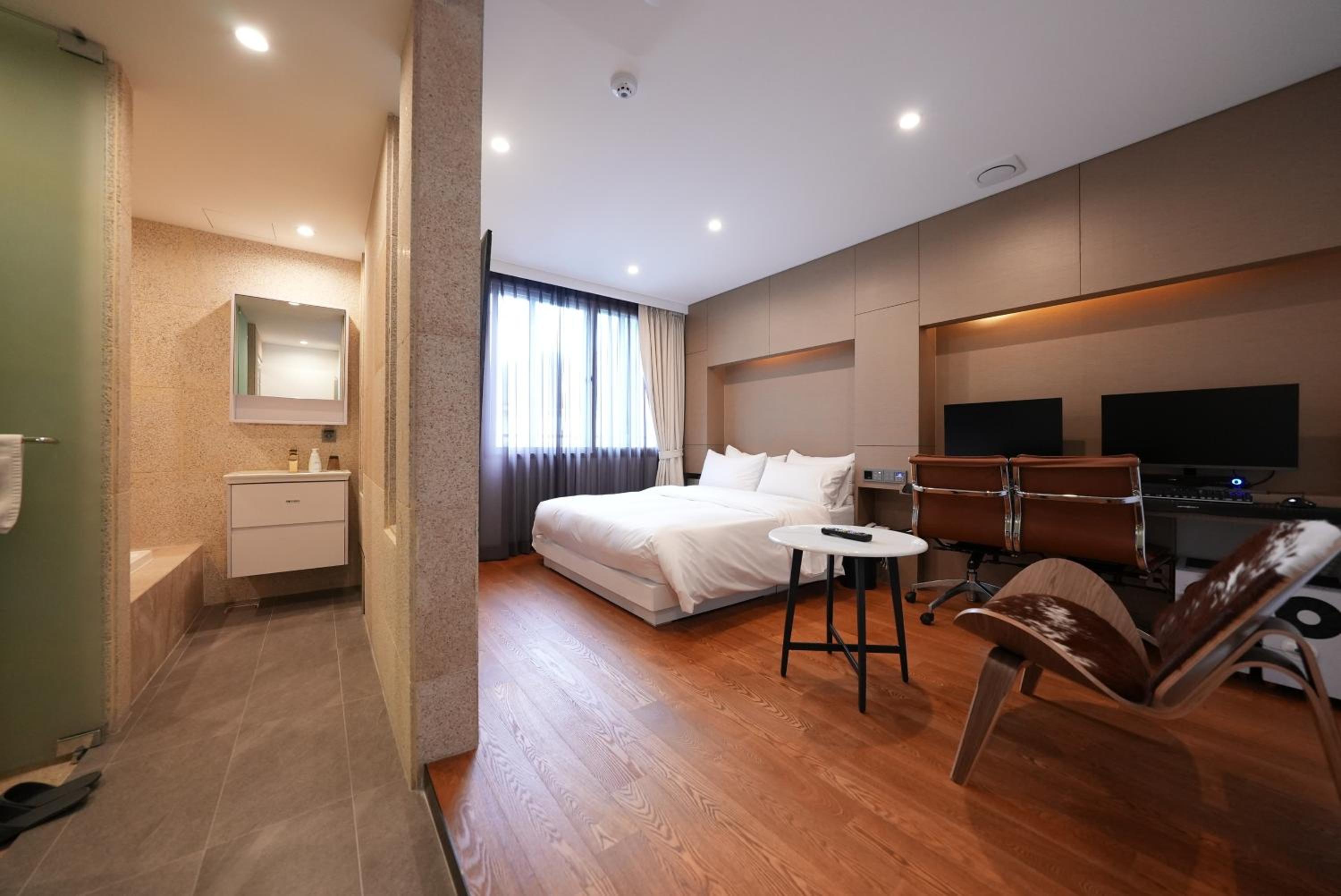 Deluxe Room - Photo 13