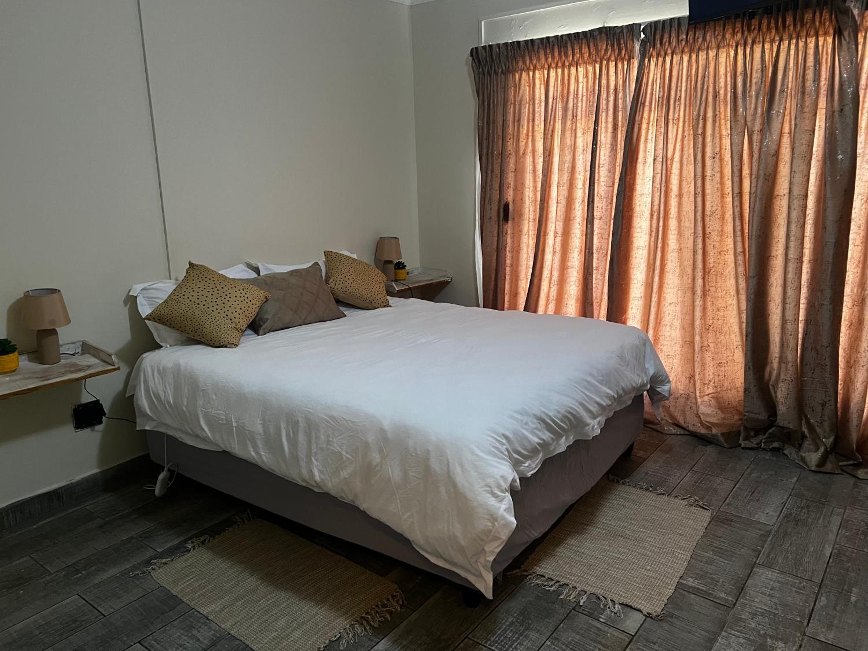 Deluxe Queen Suite photo 2