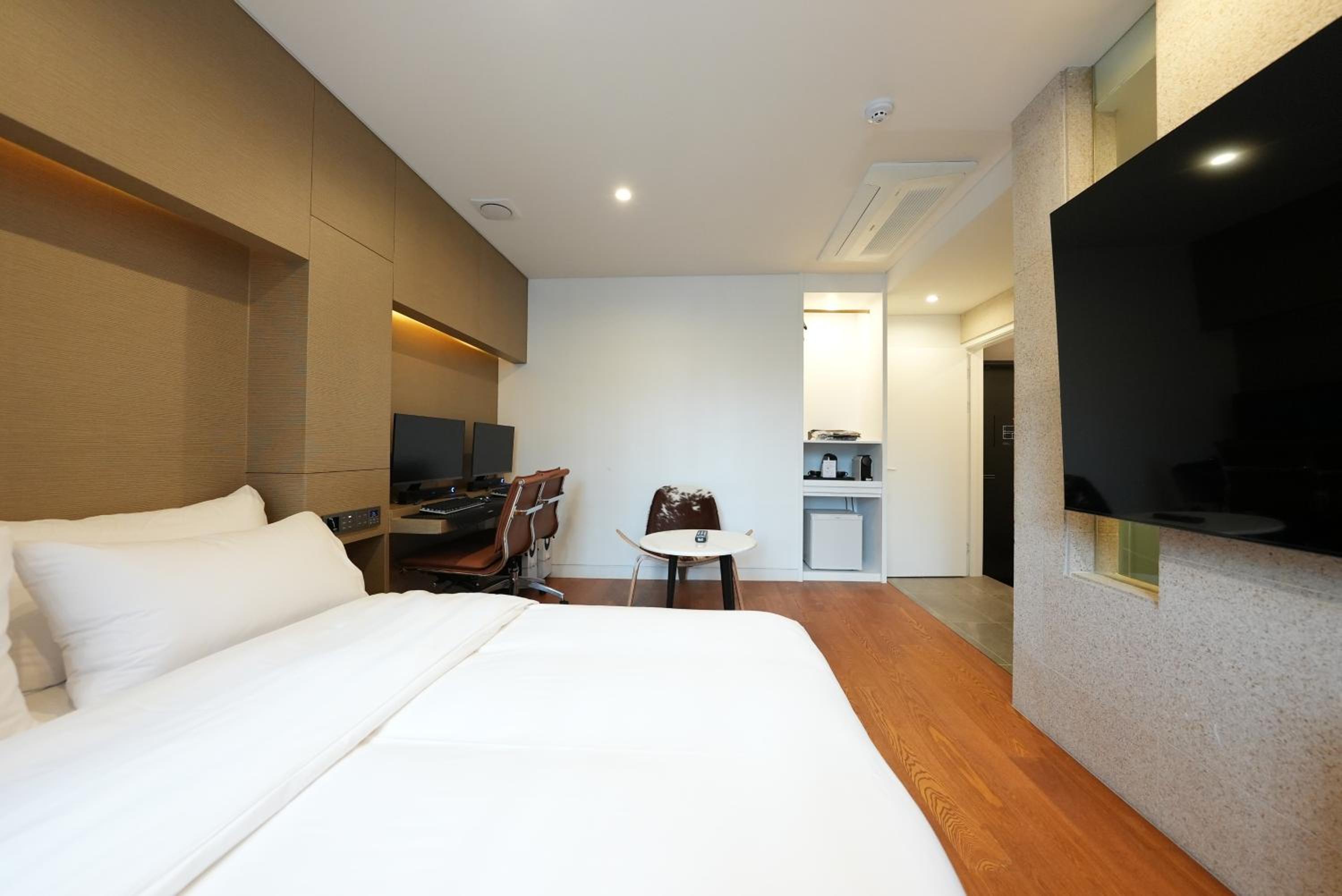 Deluxe Room - Photo 19