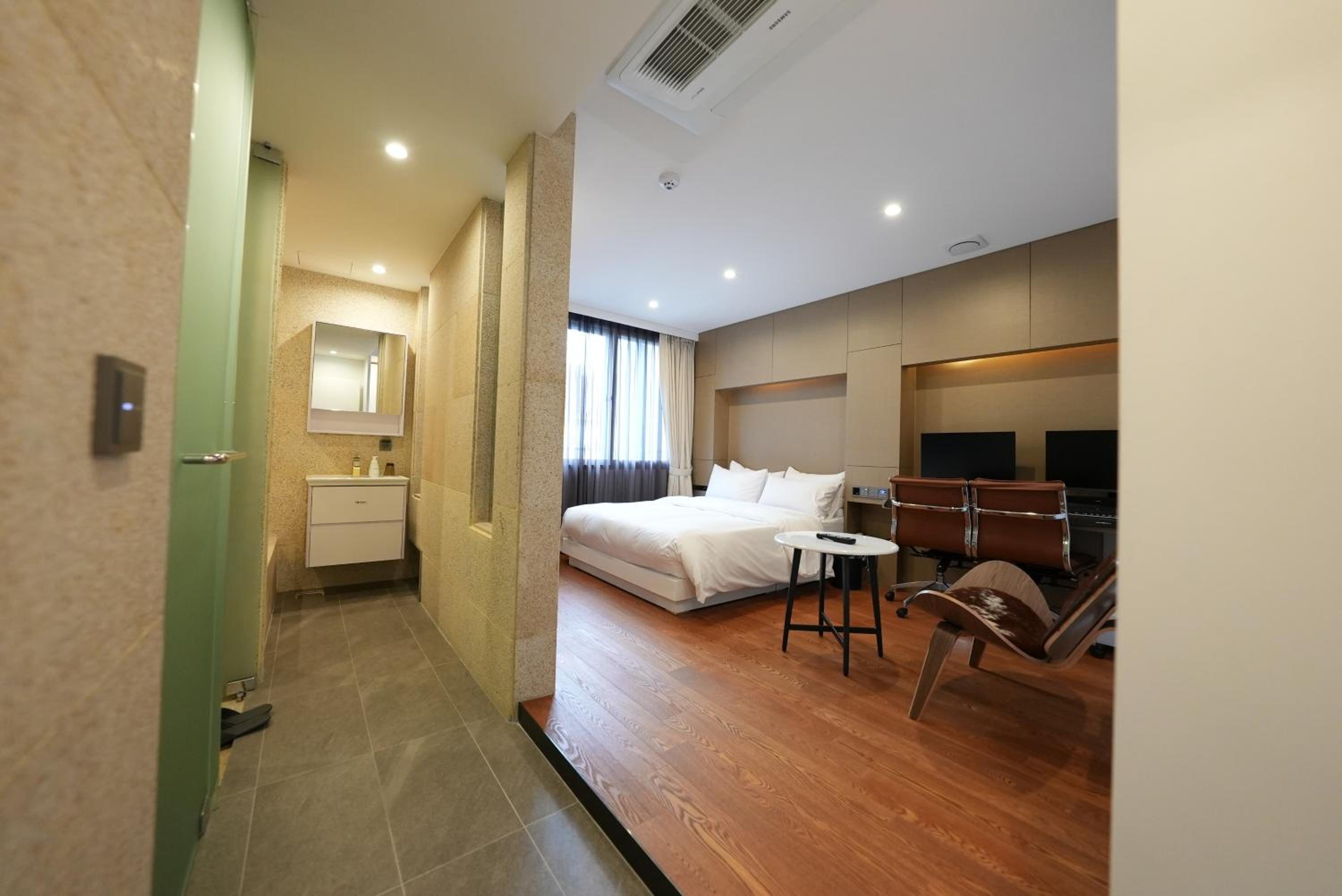 Deluxe Room - Photo 21