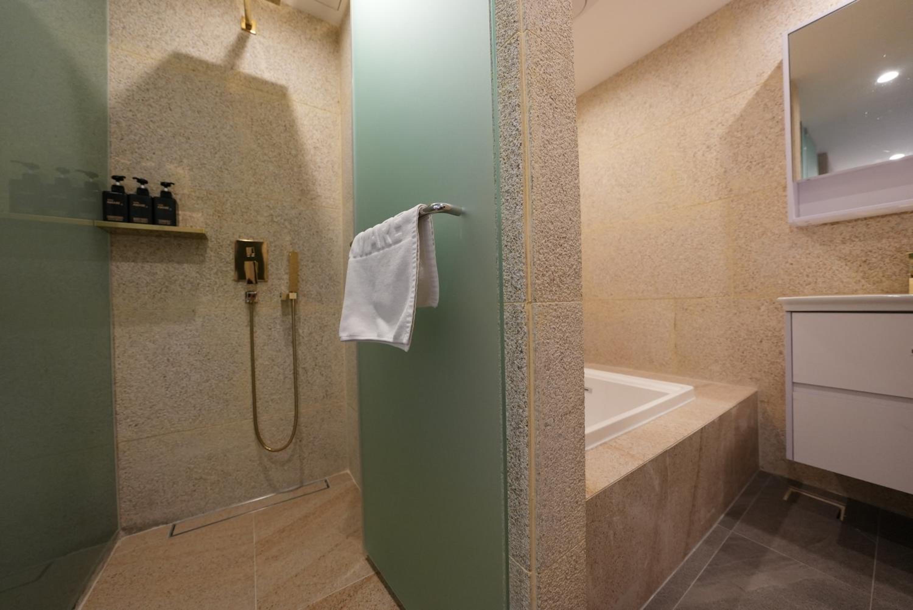 Deluxe Room - Photo 22