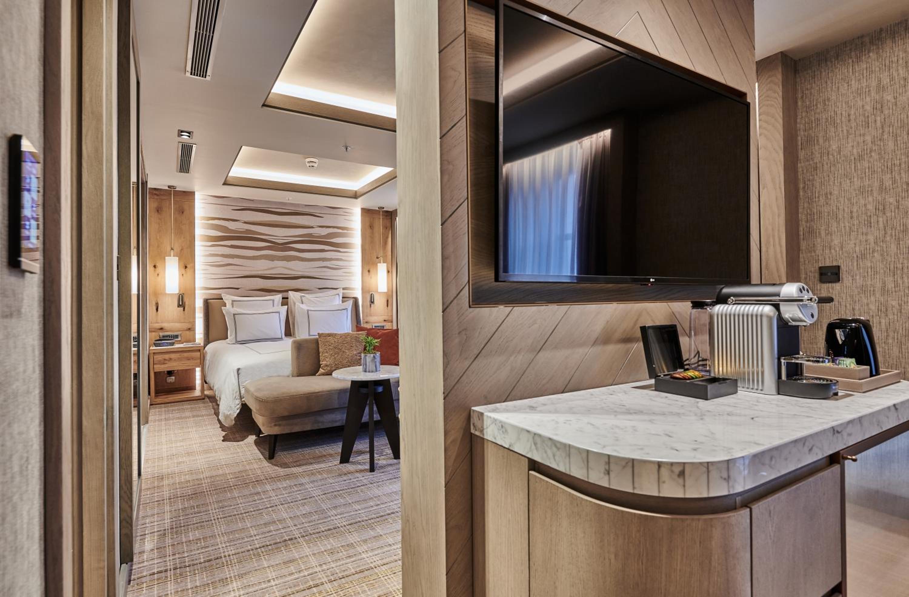 Superior Suite with Forest View - Photo 4