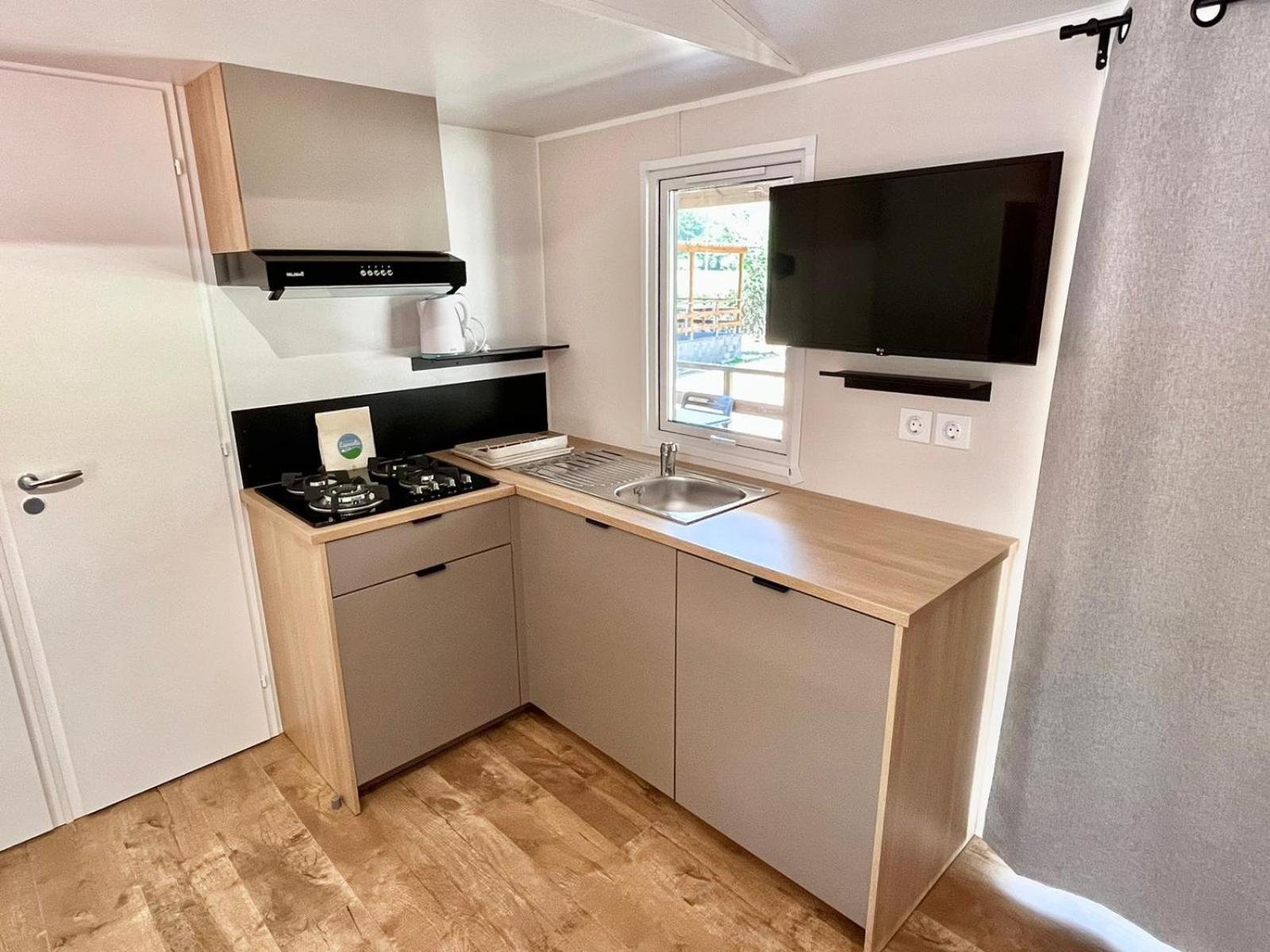 Mobile Home photo 3