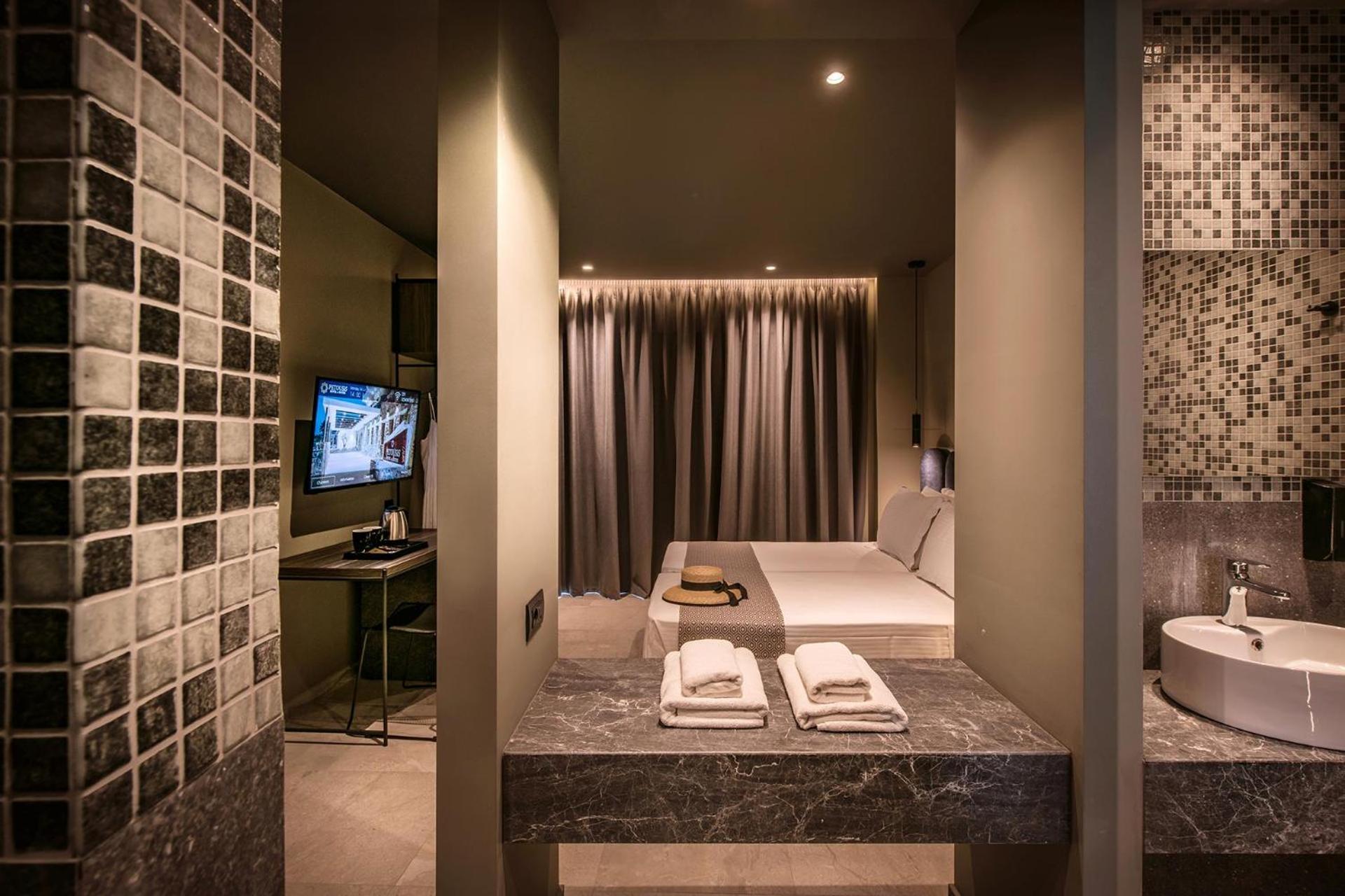 Standard Double Room - Photo 10