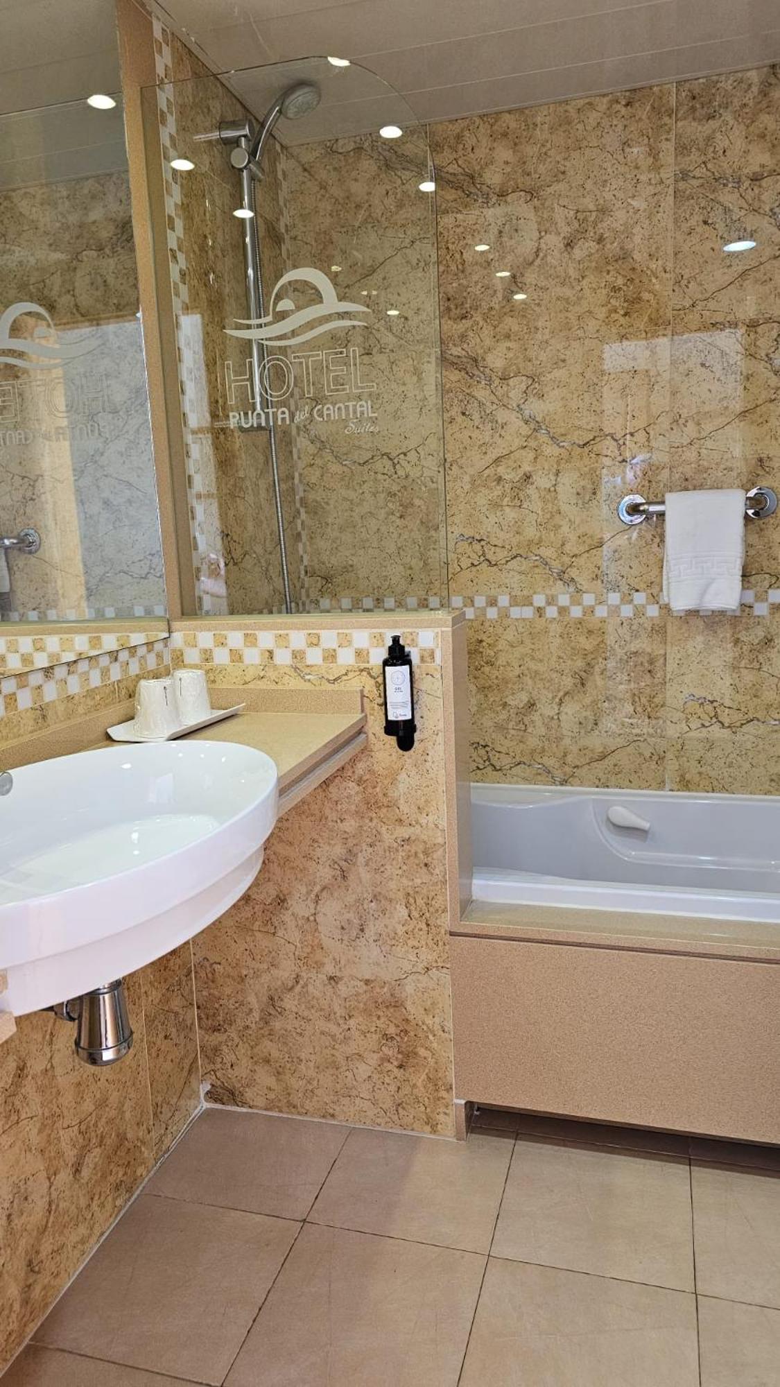 Deluxe Double or Twin Room with Balcony photo 3
