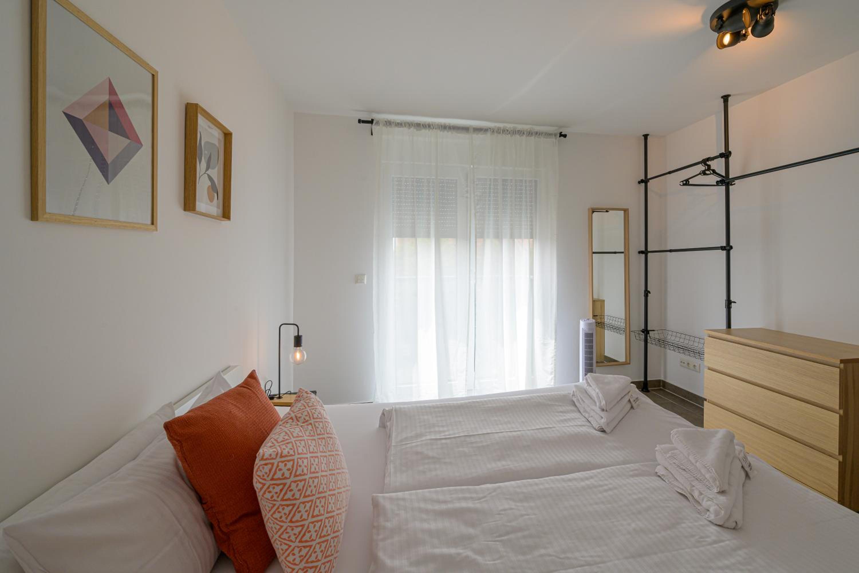 One-Bedroom Apartment - Photo 2