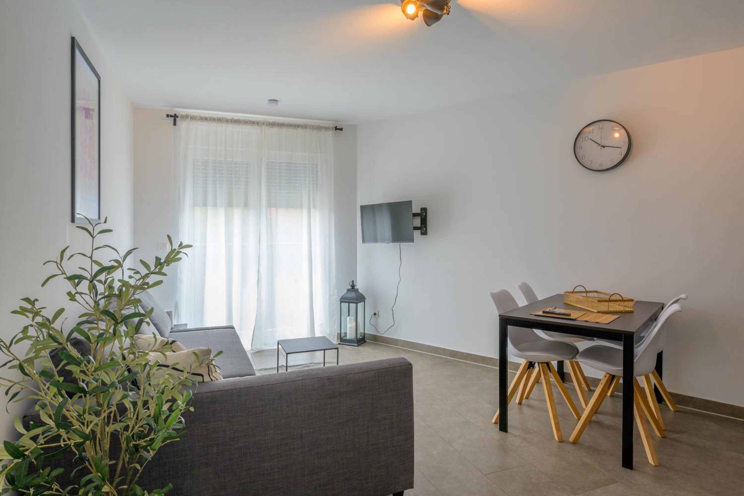 One-Bedroom Apartment - Photo 12