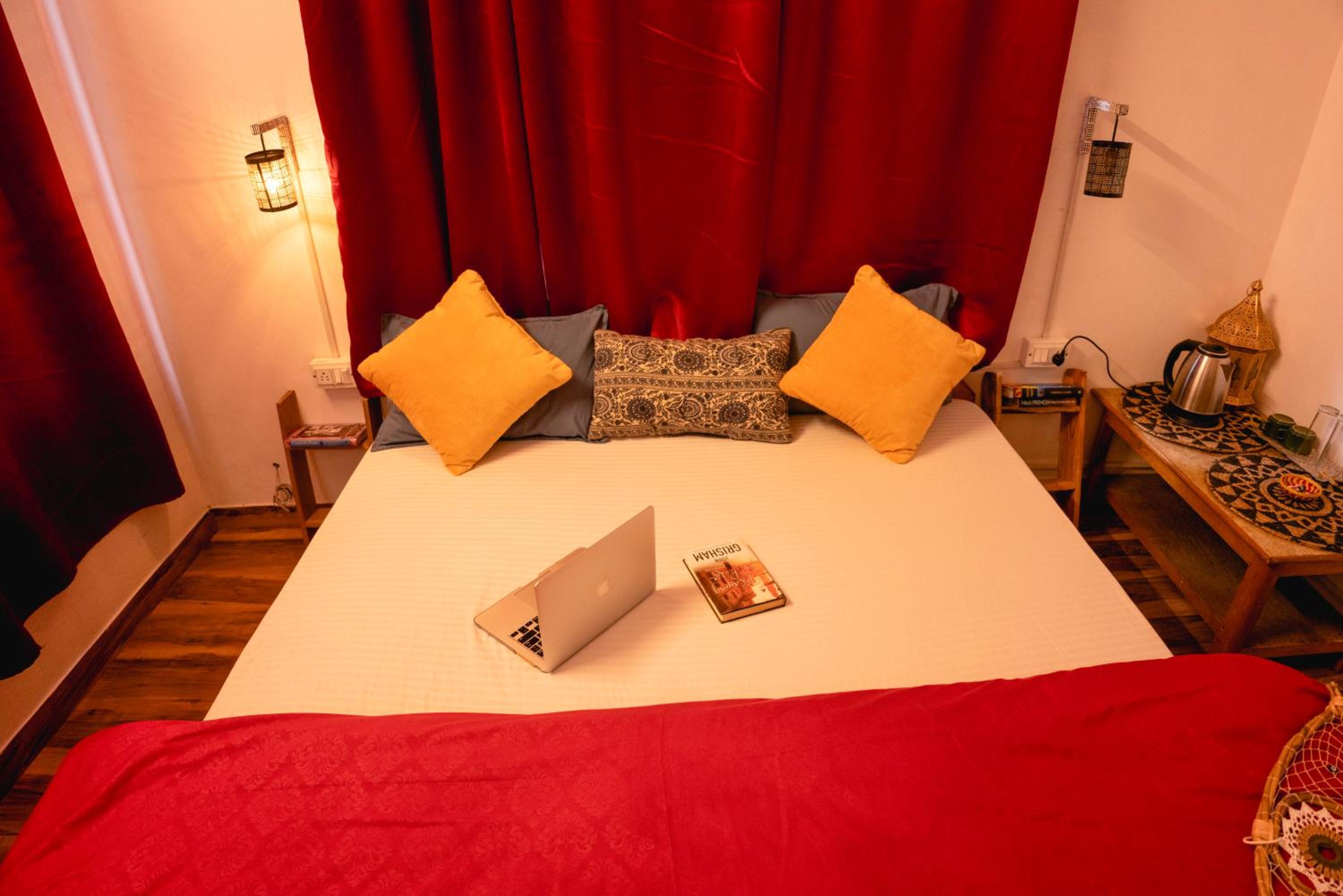 Deluxe Double Room with Balcony - Photo 8