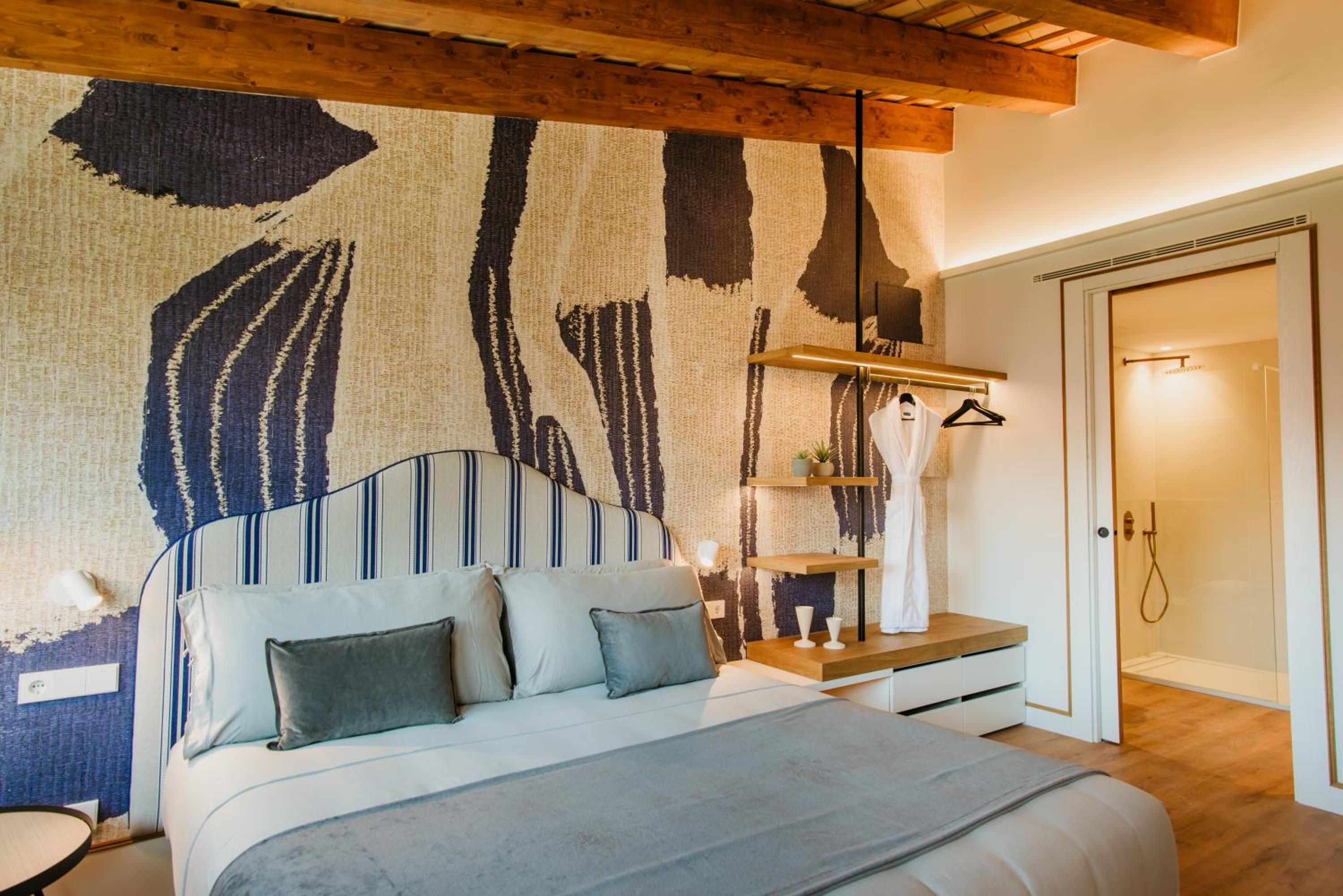 Large Double Room - Photo 2
