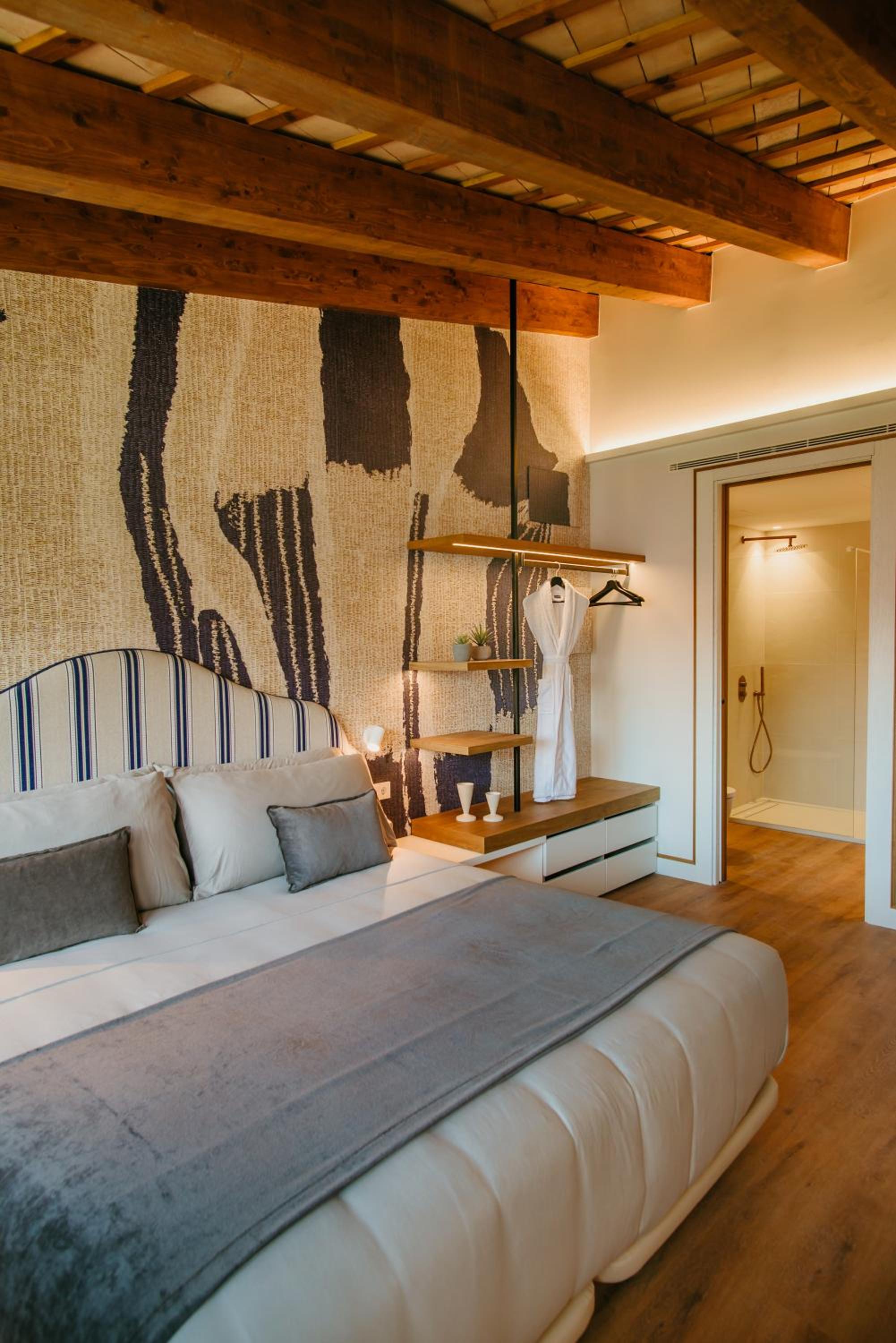 Large Double Room - Photo 1