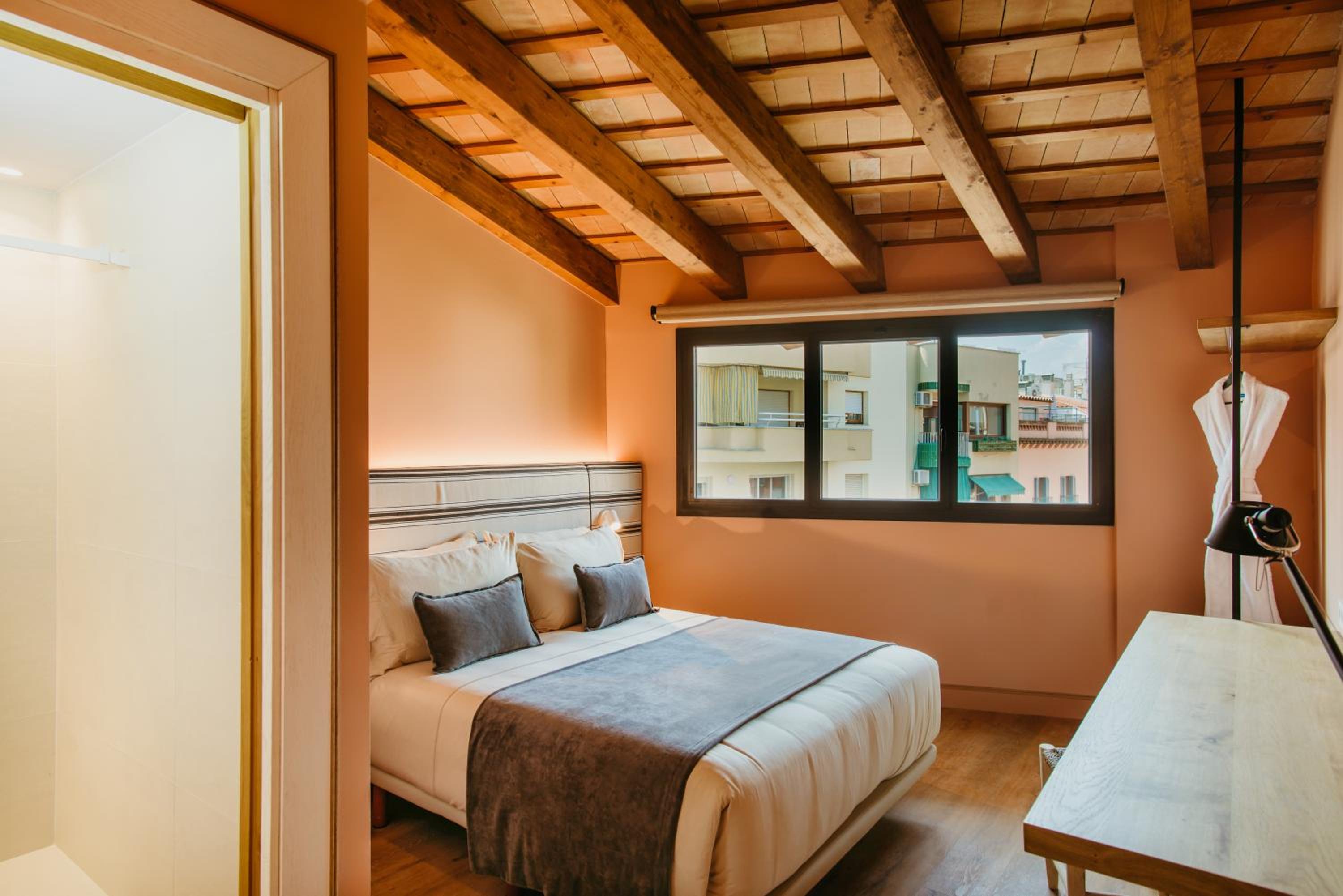 Large Double Room - Photo 4