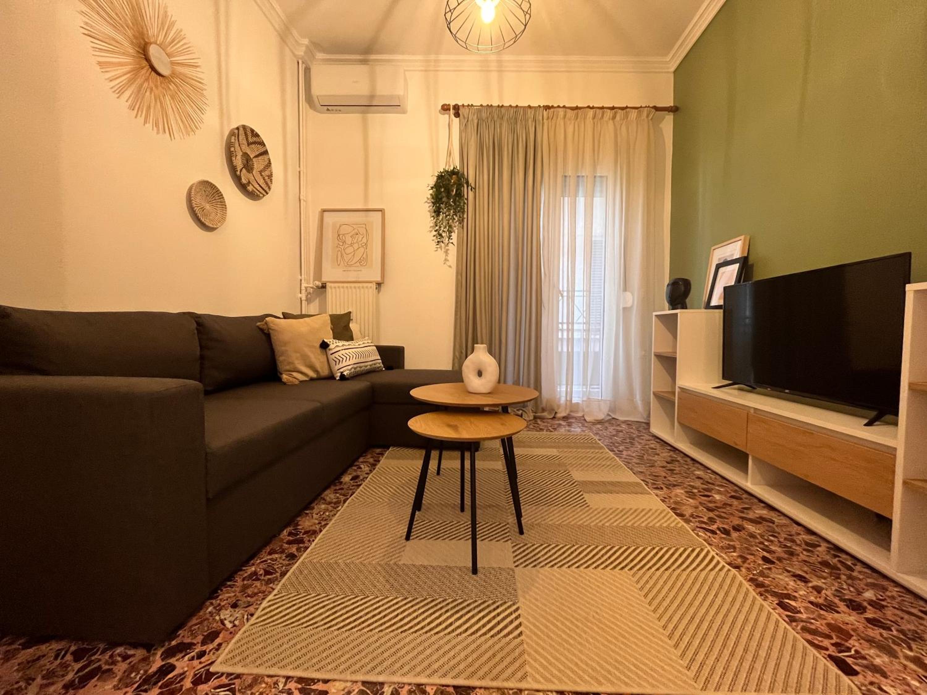 One-Bedroom Apartment photo 1