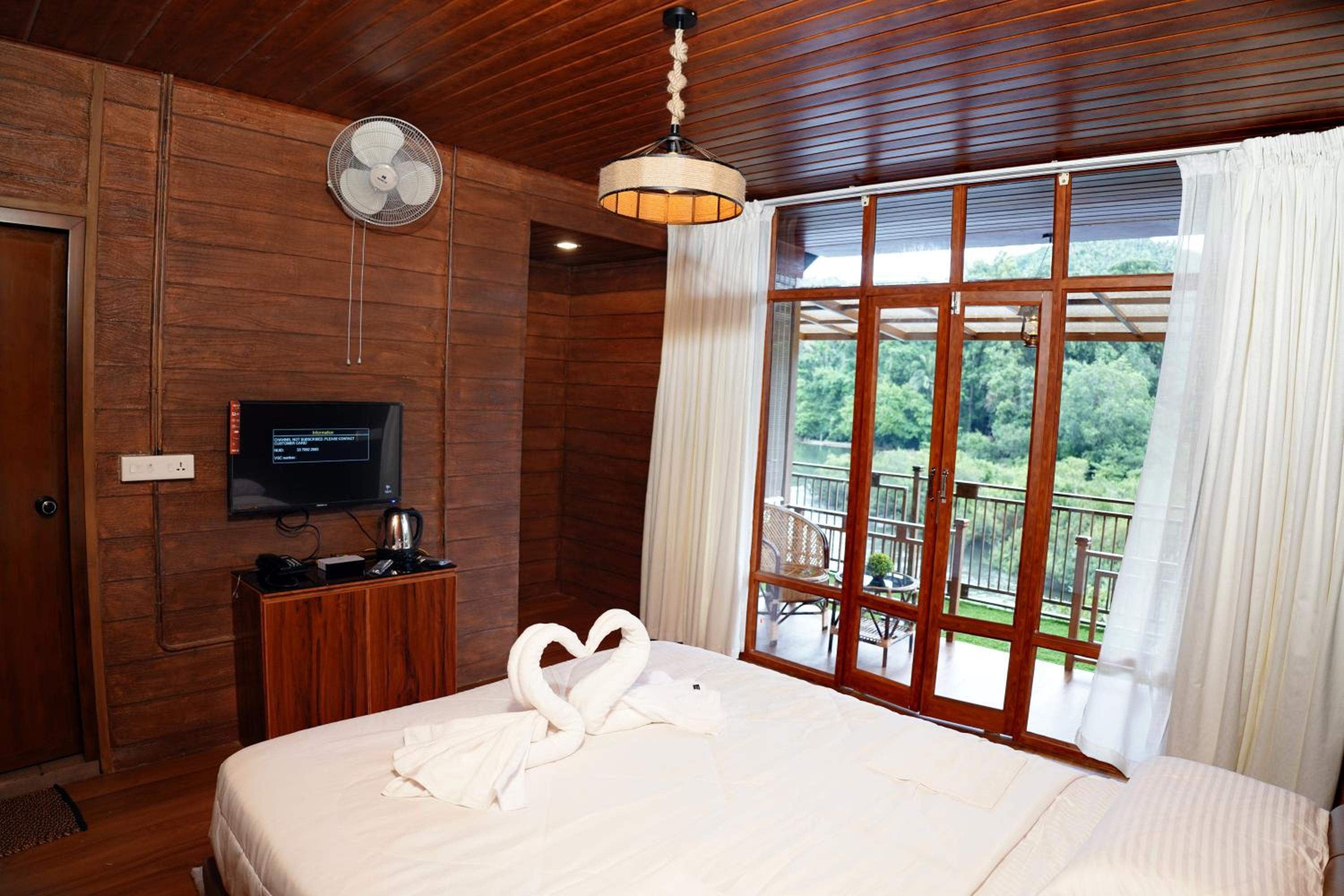 Deluxe Double Room (2 Adults + 1 Child) photo 3