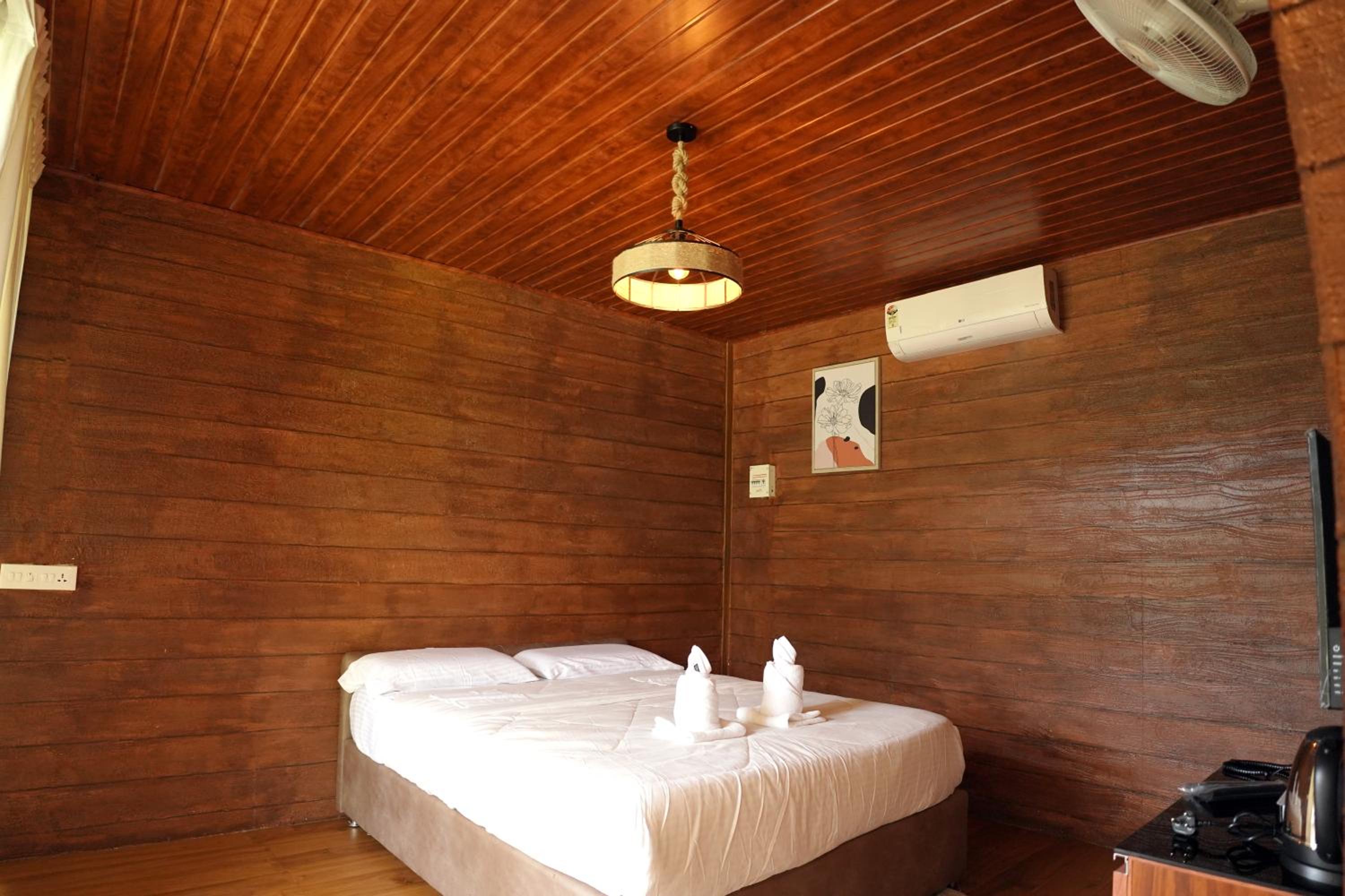 Deluxe Double Room (2 Adults + 1 Child) photo 2