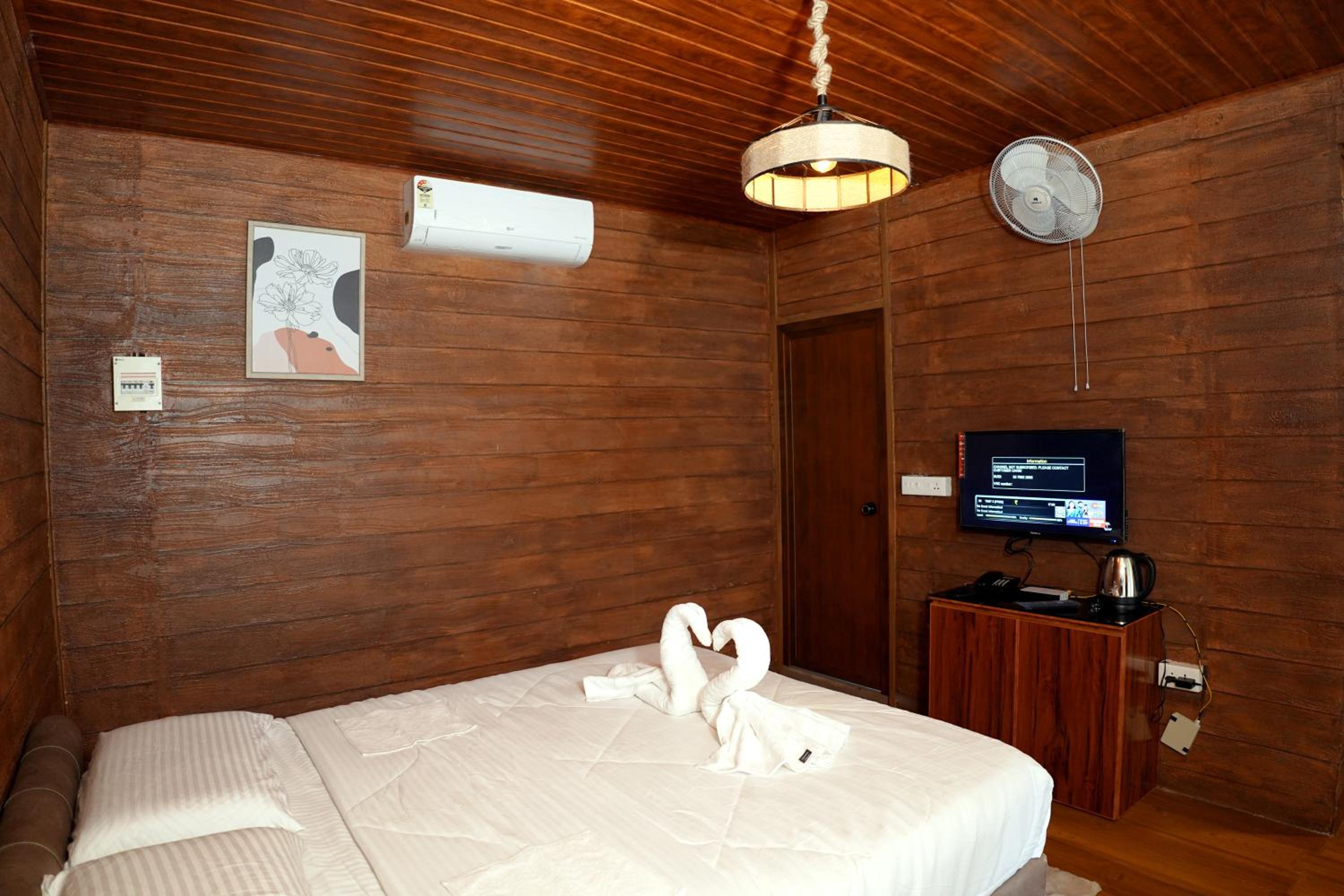 Deluxe Double Room (2 Adults + 1 Child) photo 1