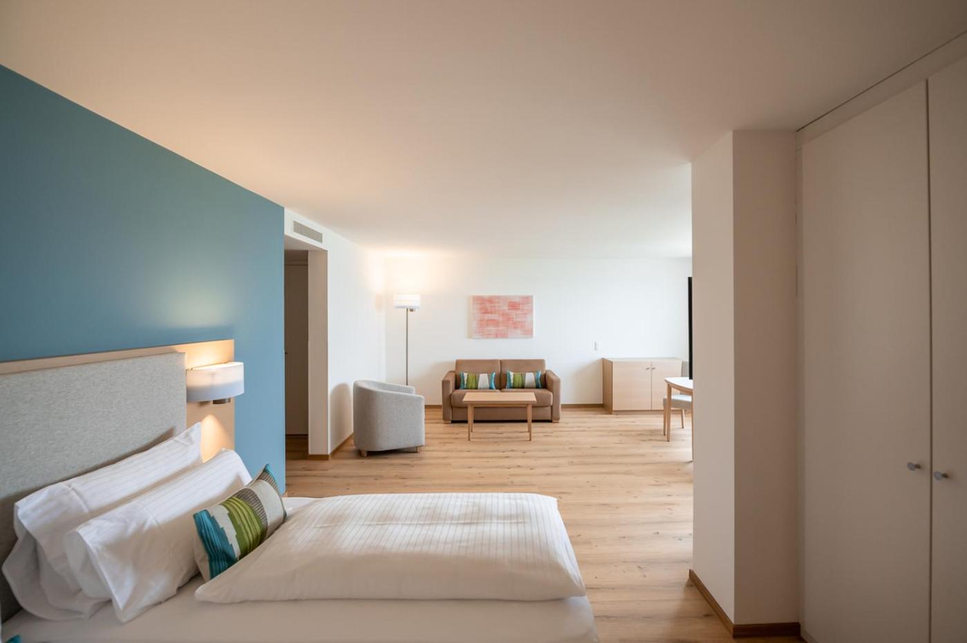 Junior Suite with Lake View - Photo 4