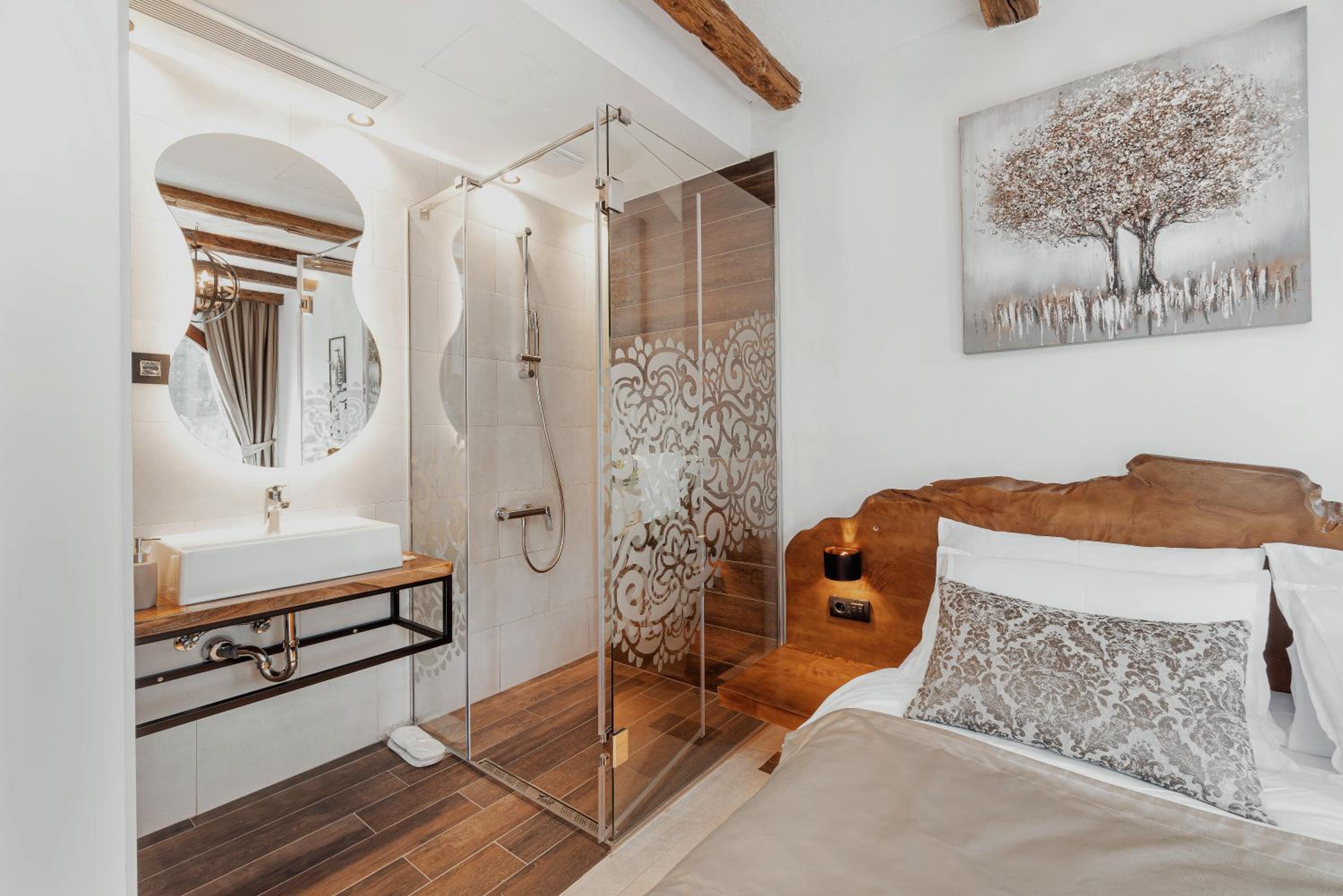Deluxe Double Room with Shower - Photo 6