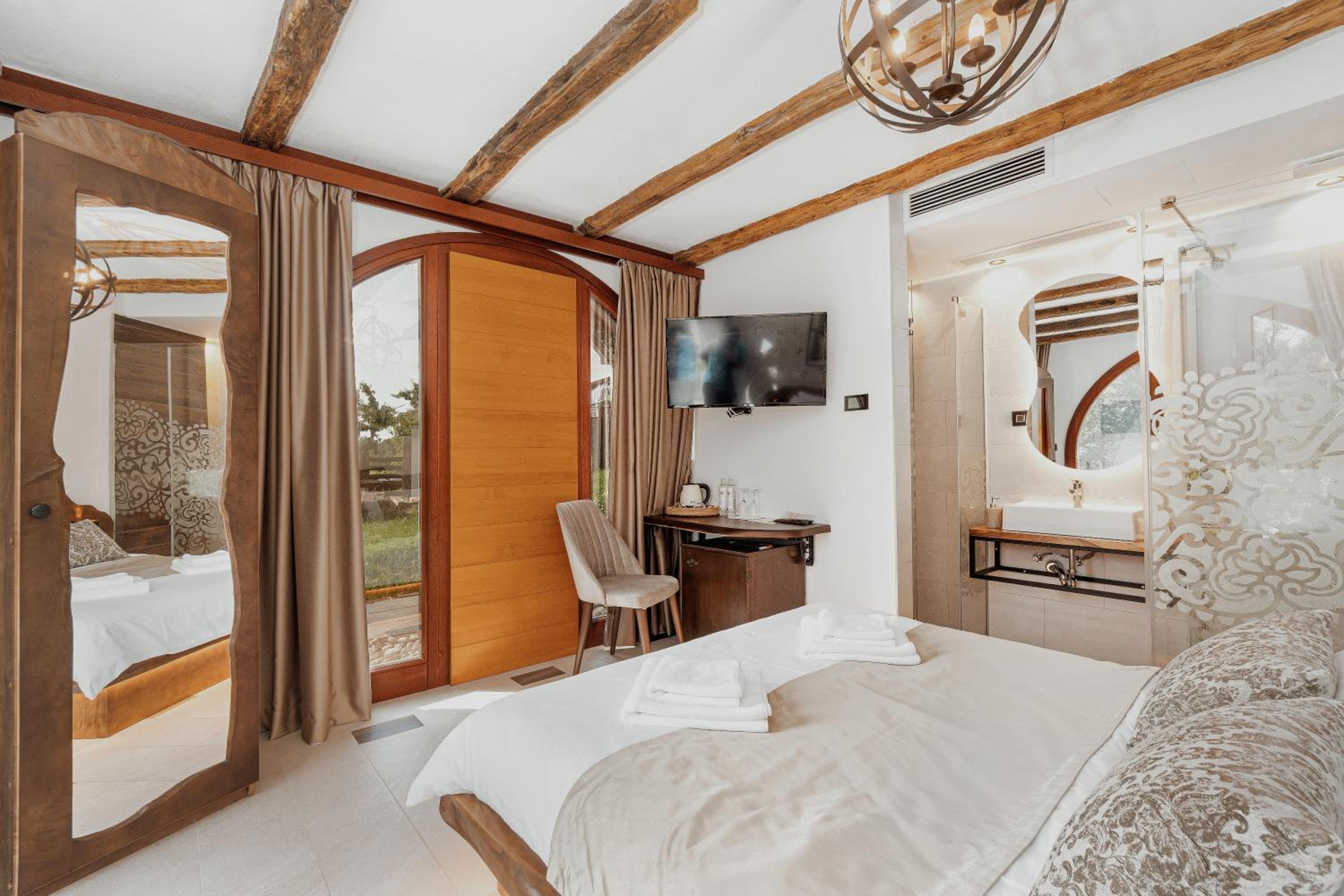 Deluxe Double Room with Shower - Photo 7
