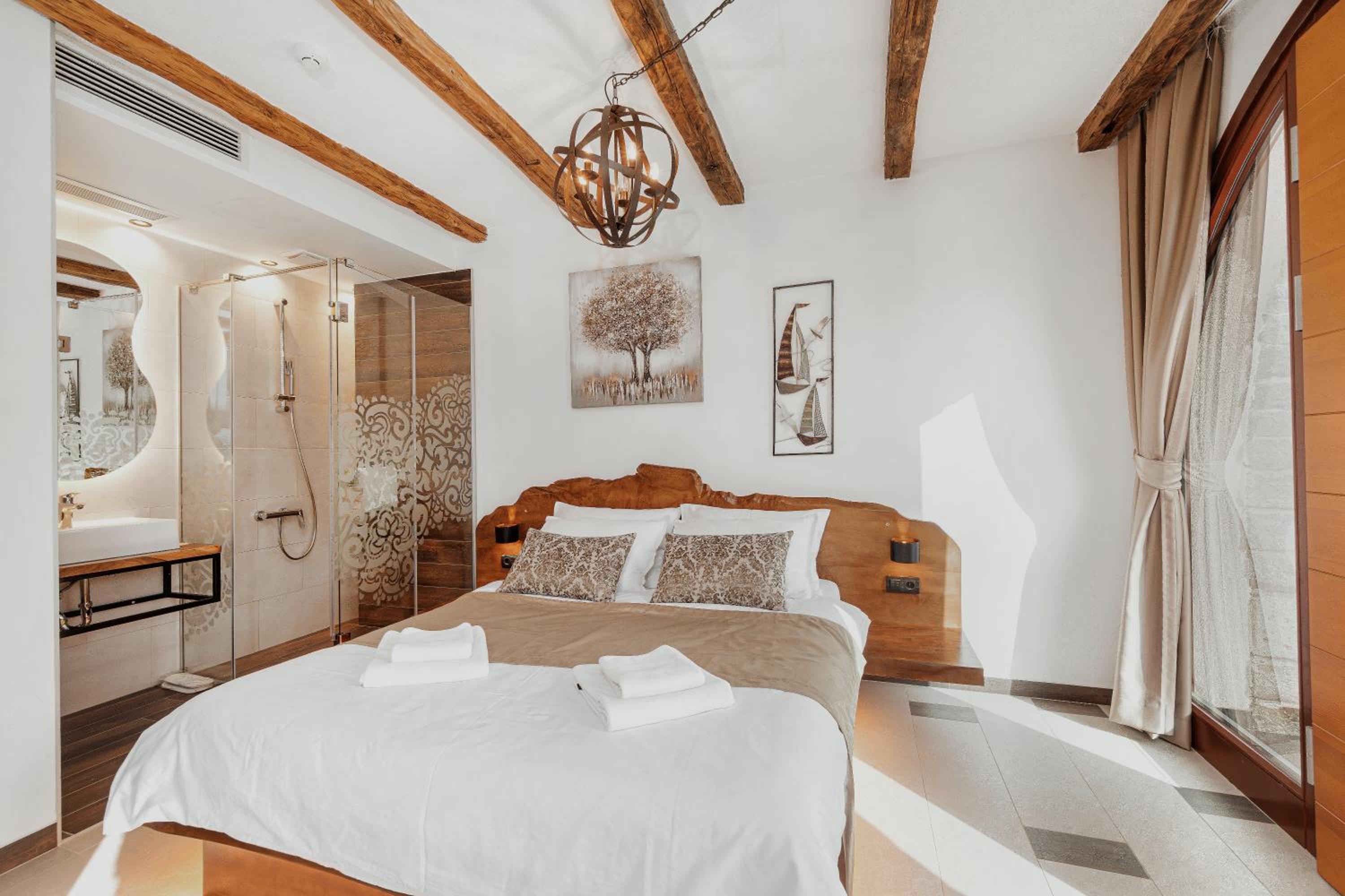 Deluxe Double Room with Shower - Photo 5