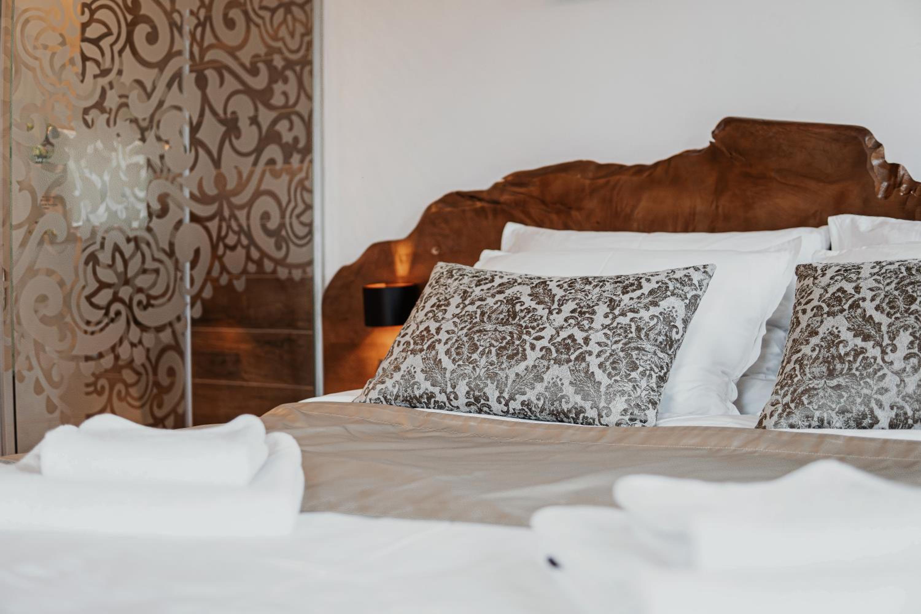 Deluxe Double Room with Shower - Photo 8