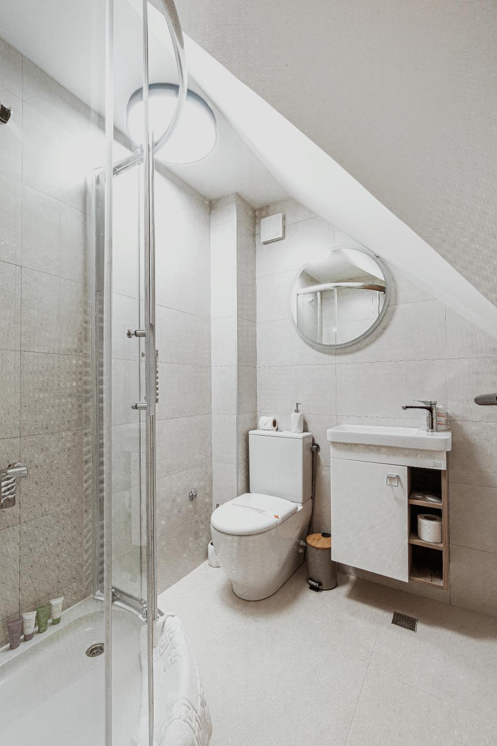 Apartment with Shower - Photo 11