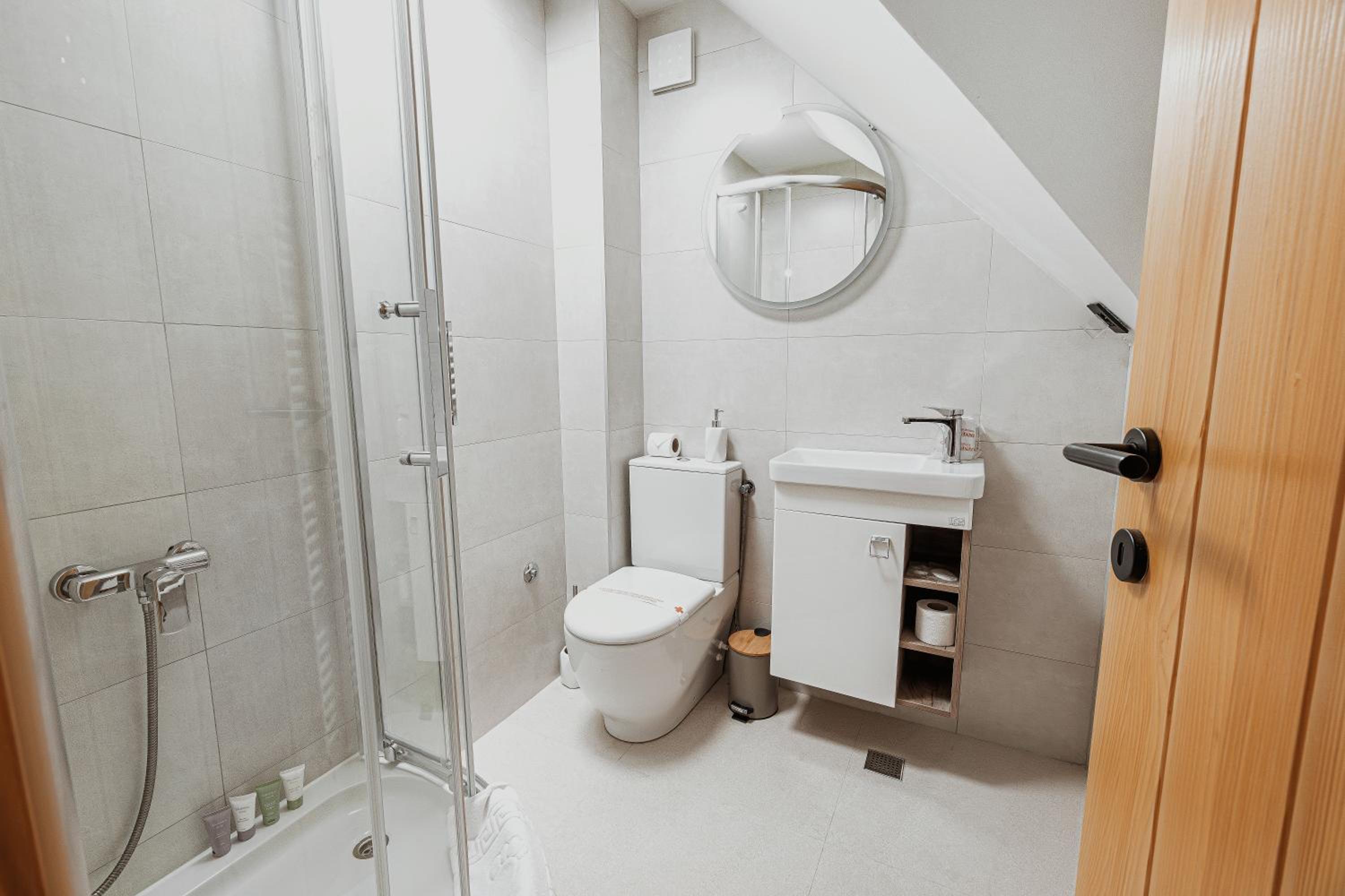 Apartment with Shower - Photo 2