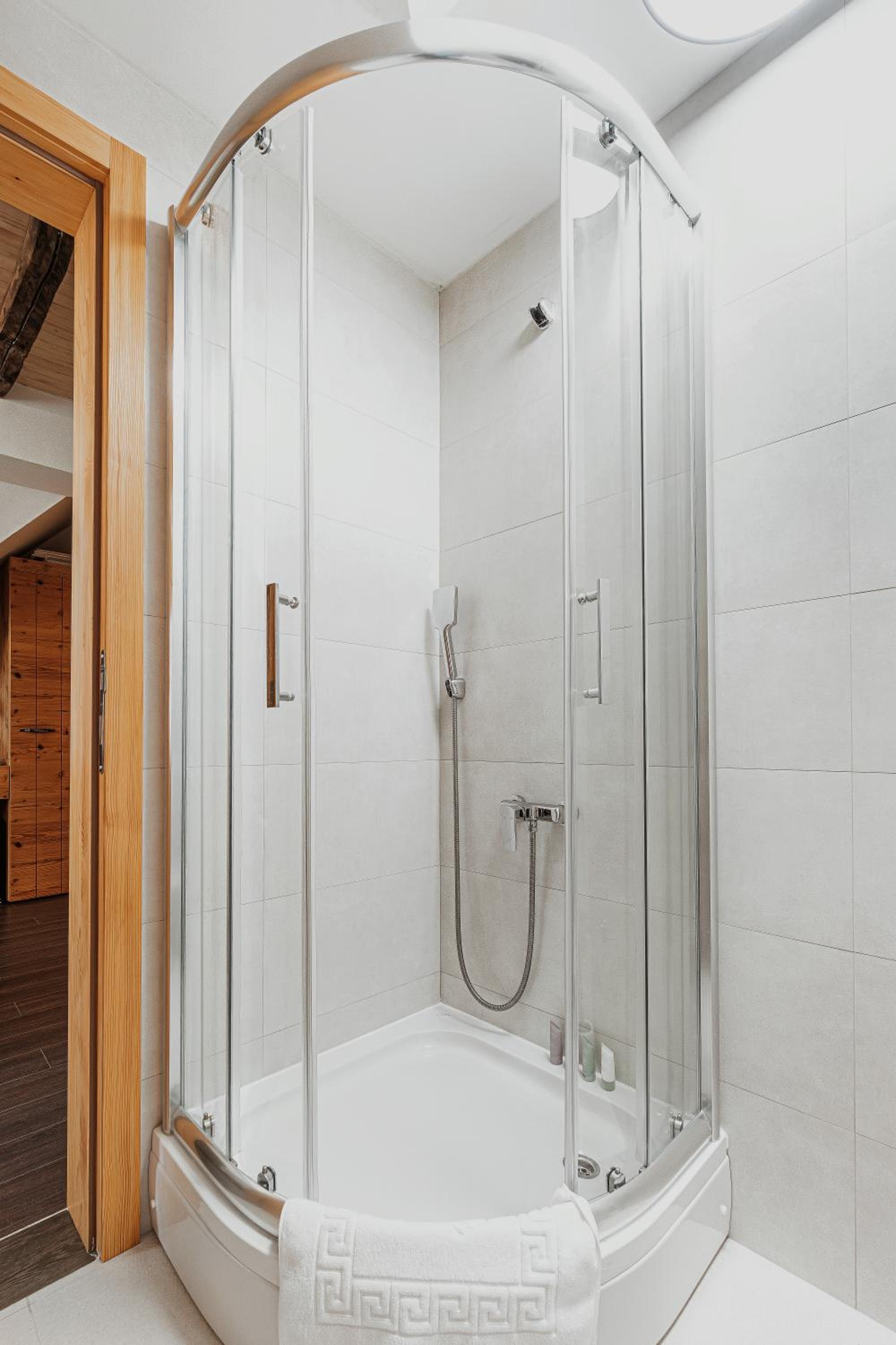 Apartment with Shower - Photo 10