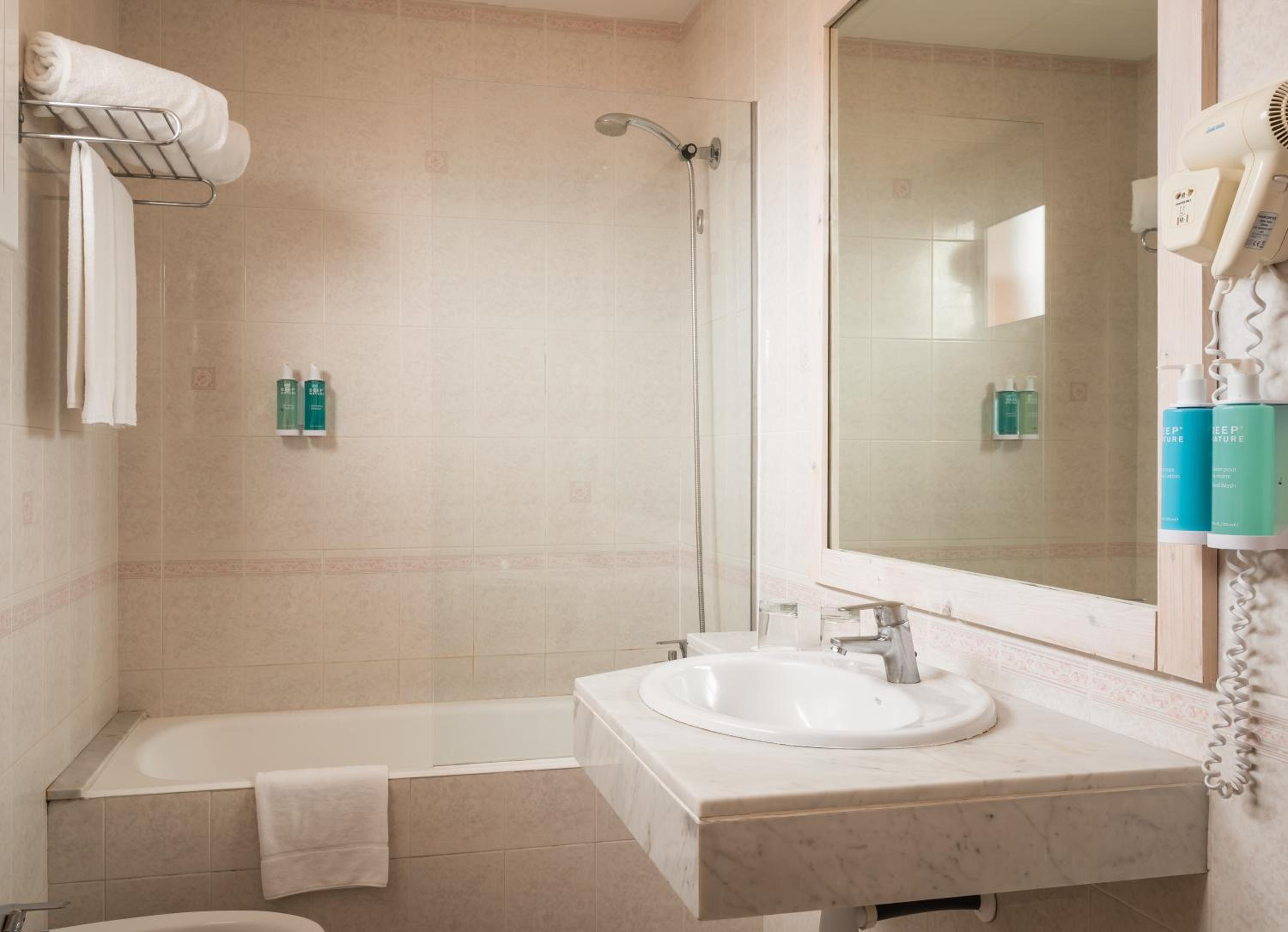 Double or Twin Room - Photo 4