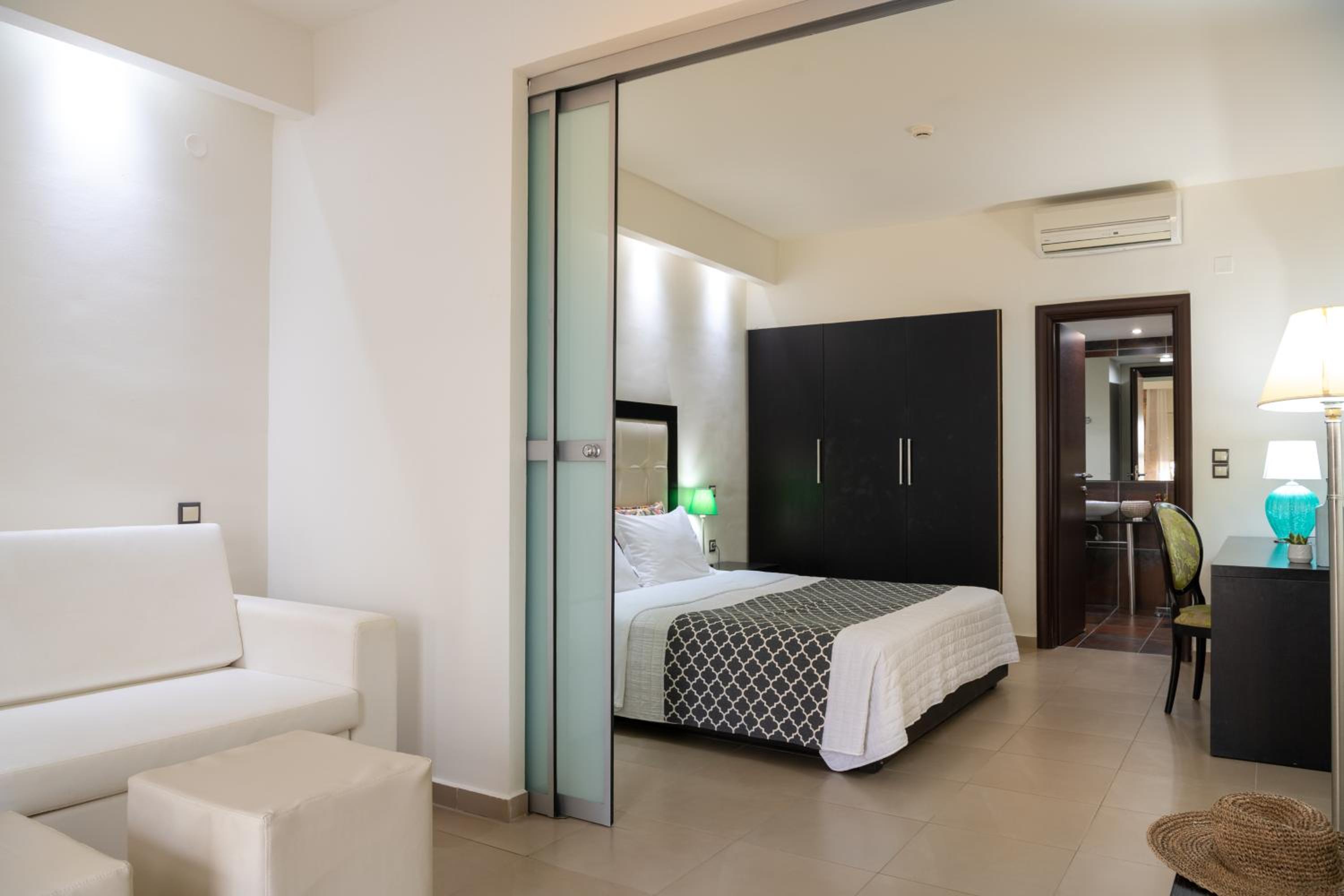 Suite with Garden View - Photo 2