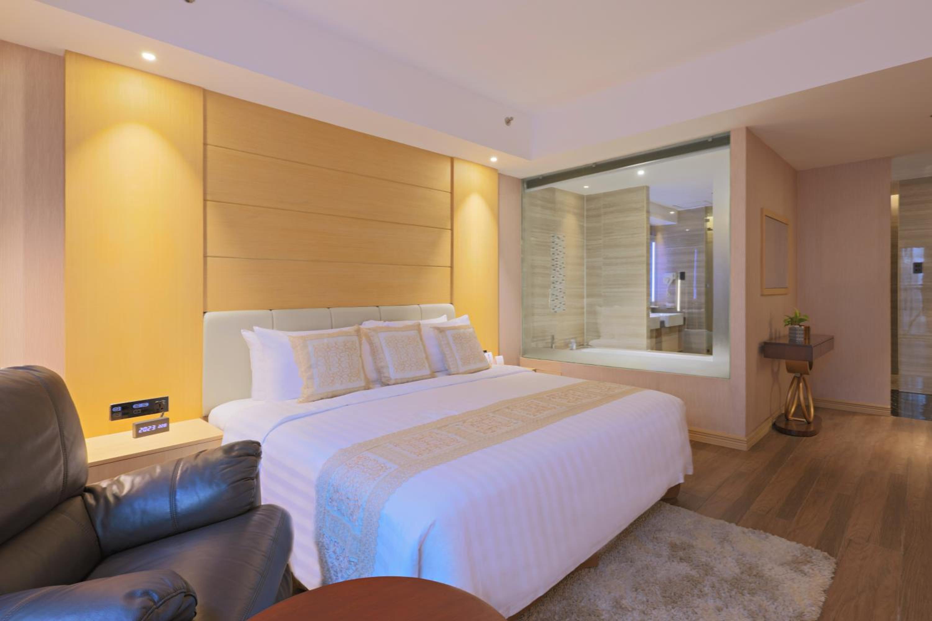 Superior King Room - Photo 2