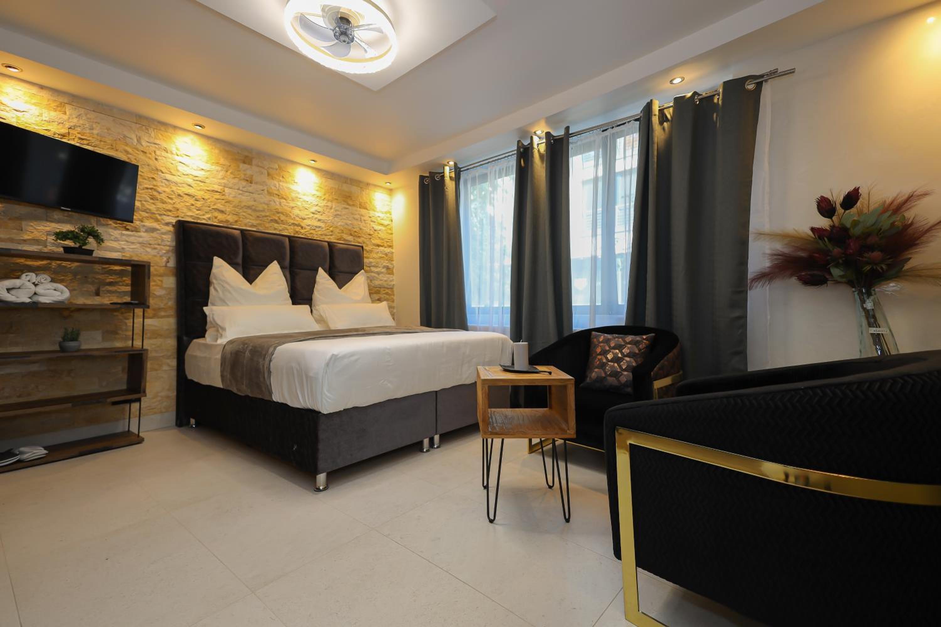 Deluxe King Suite photo 2
