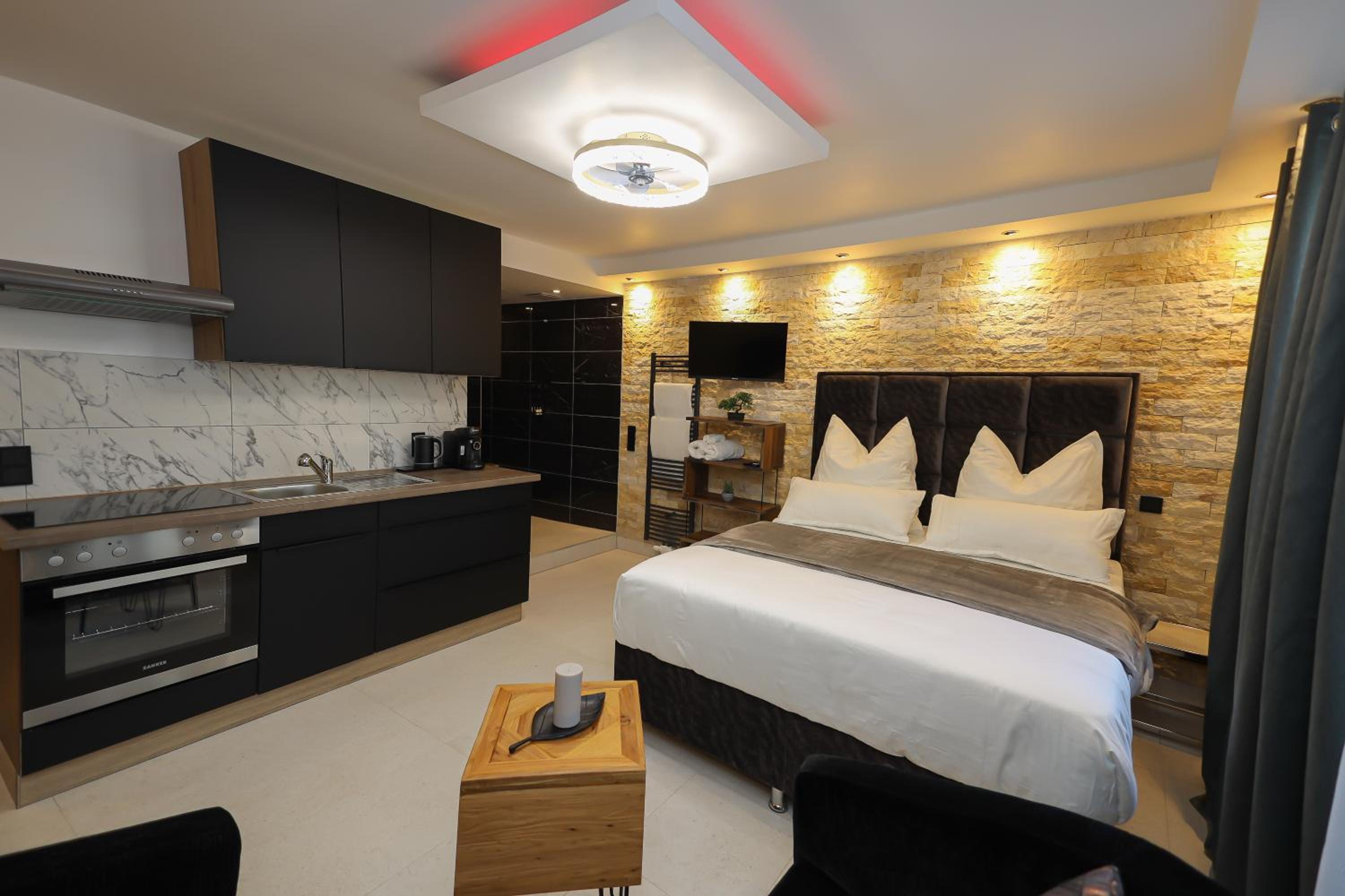 Deluxe King Suite photo 1