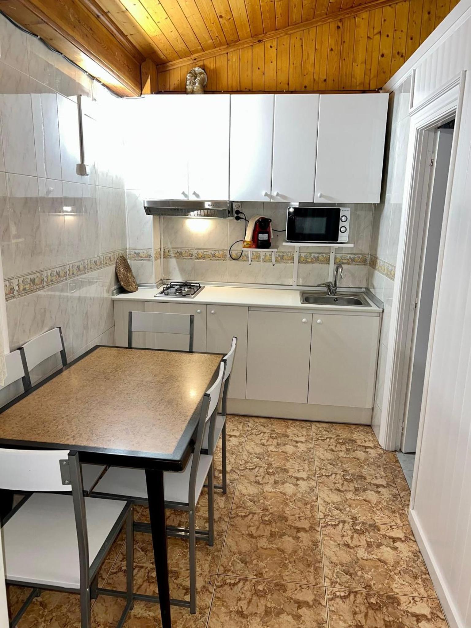 Two-Bedroom Bungalow (1-6 Adults) - Photo 6