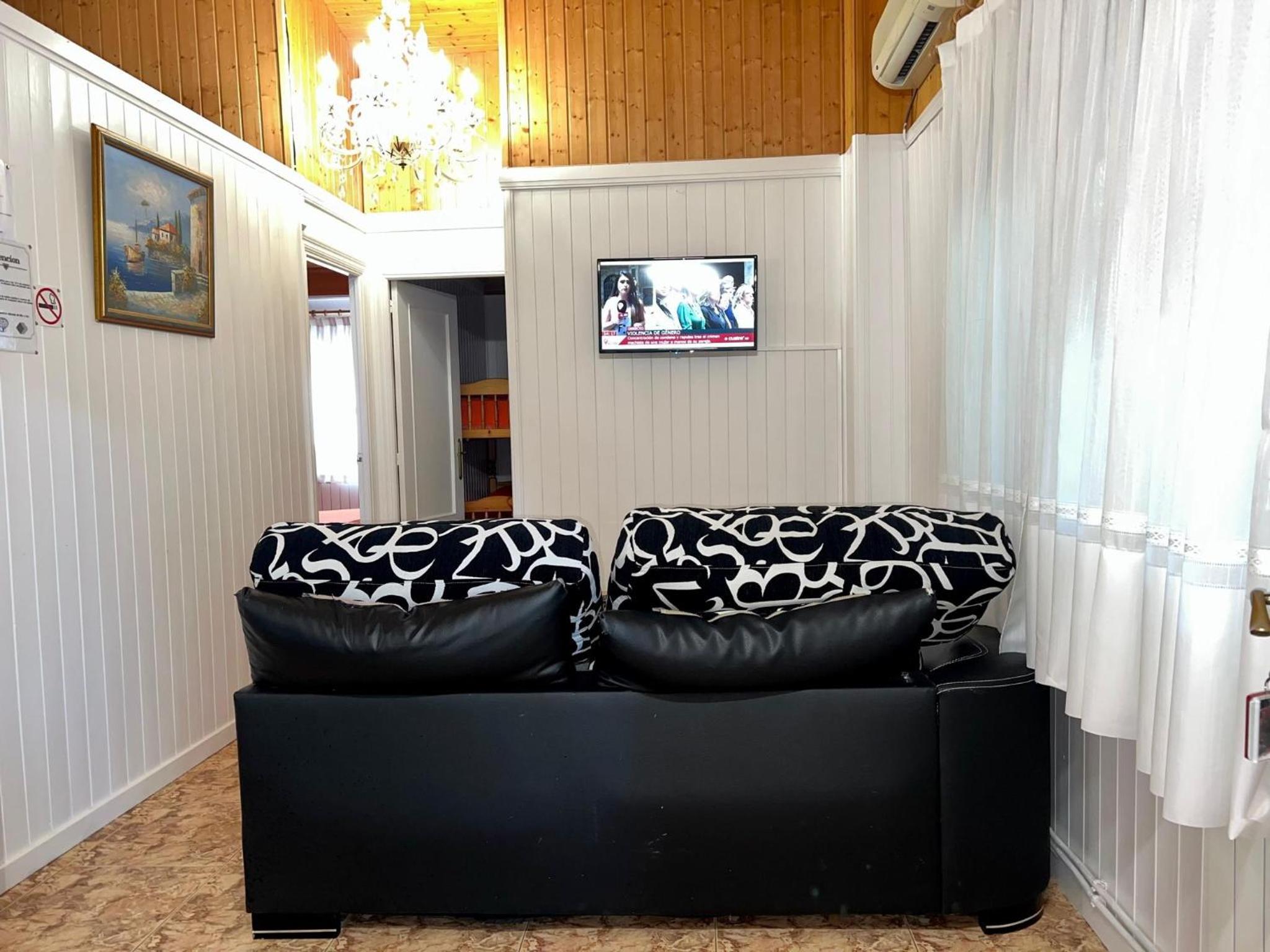 Two-Bedroom Bungalow (1-6 Adults) - Photo 7
