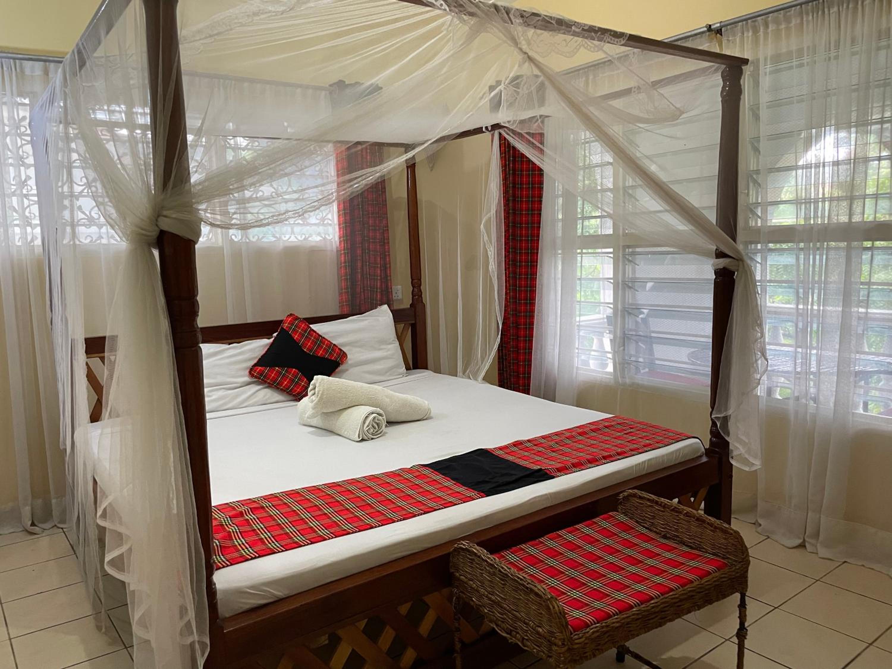Double Room with Balcony - Photo 8