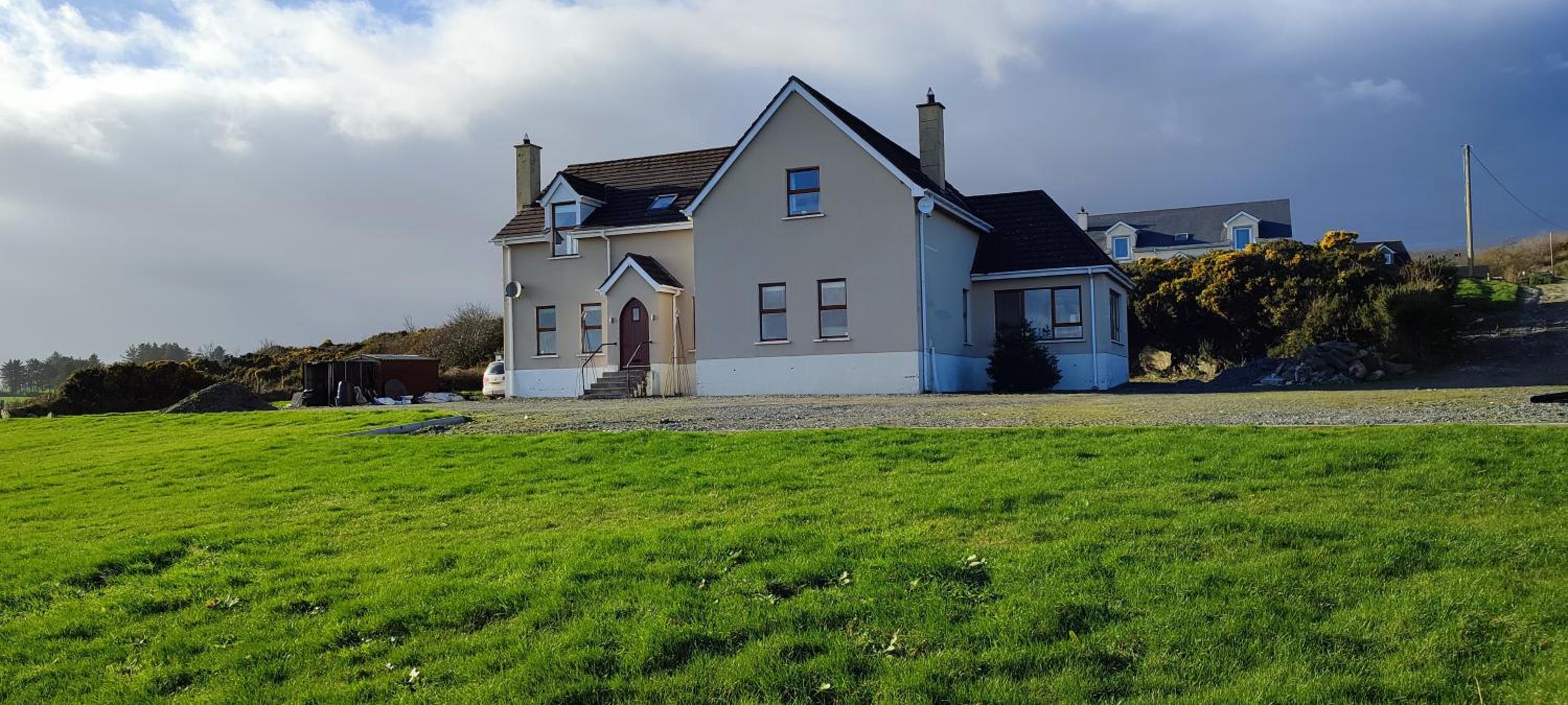 Five-Bedroom House photo 2