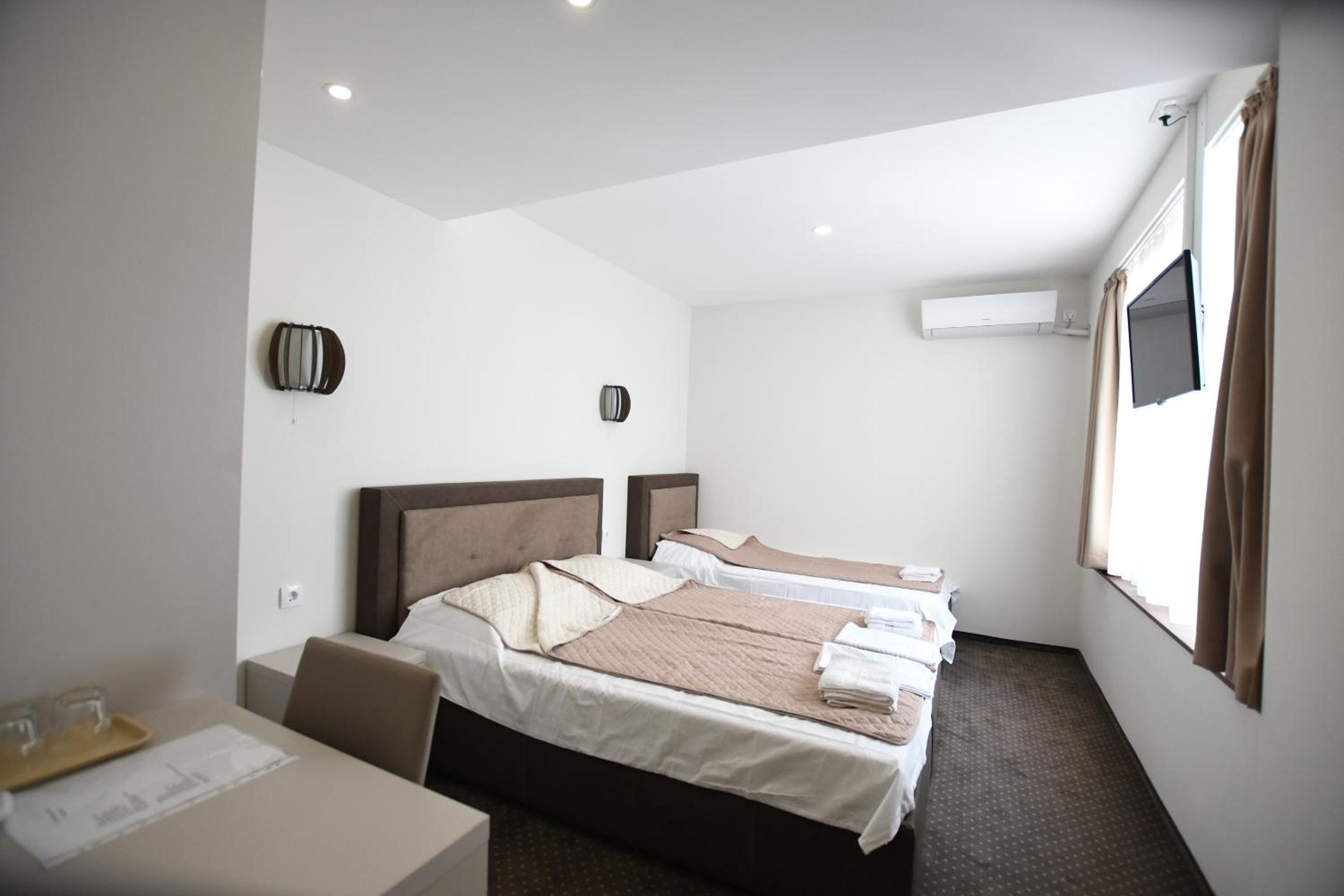 Triple Room with Bathroom photo 2