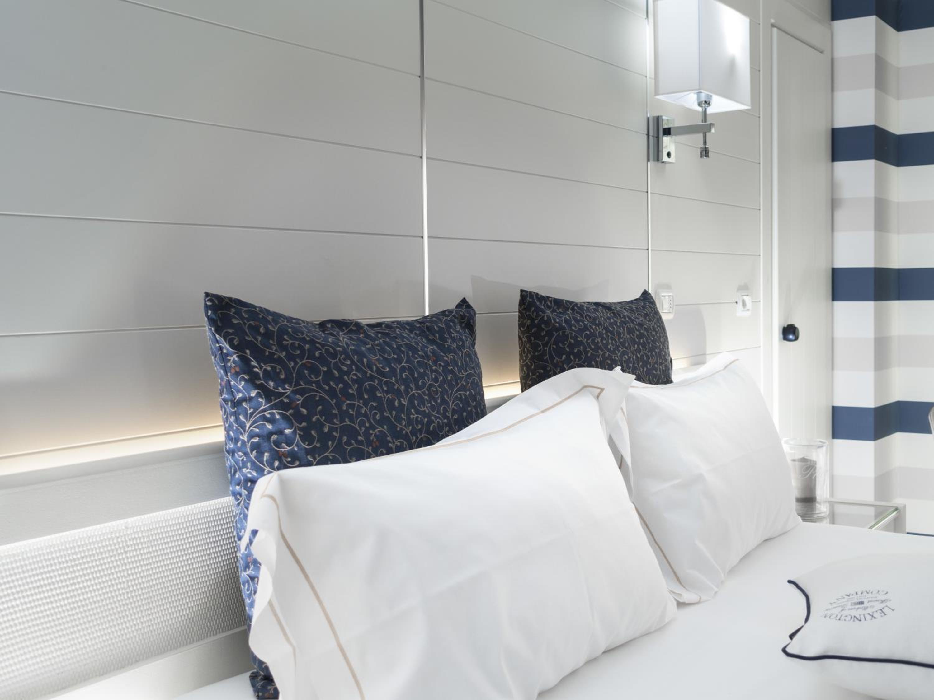Deluxe Room with Balcony photo 2