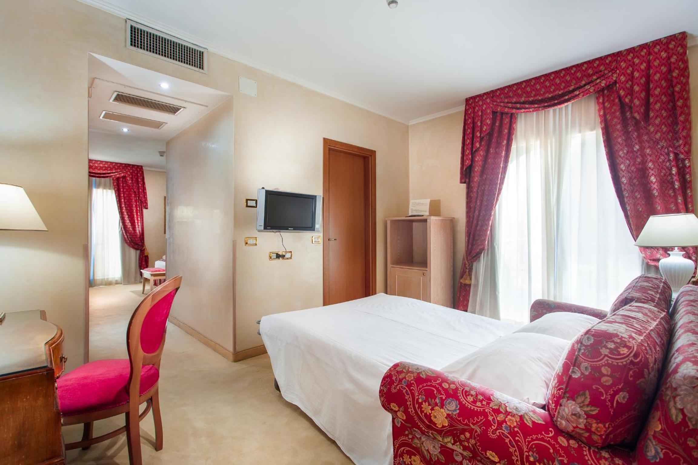 Family Suite with Spa Access - Photo 3