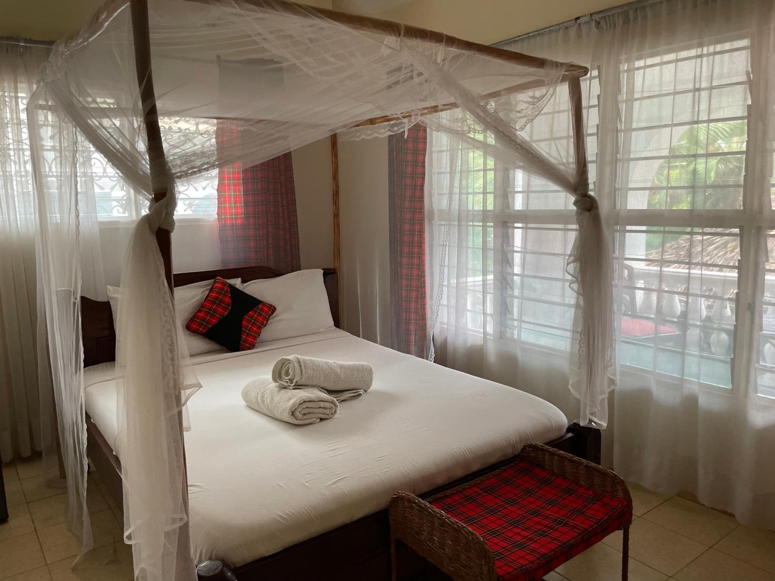 Double Room with Balcony - Photo 12