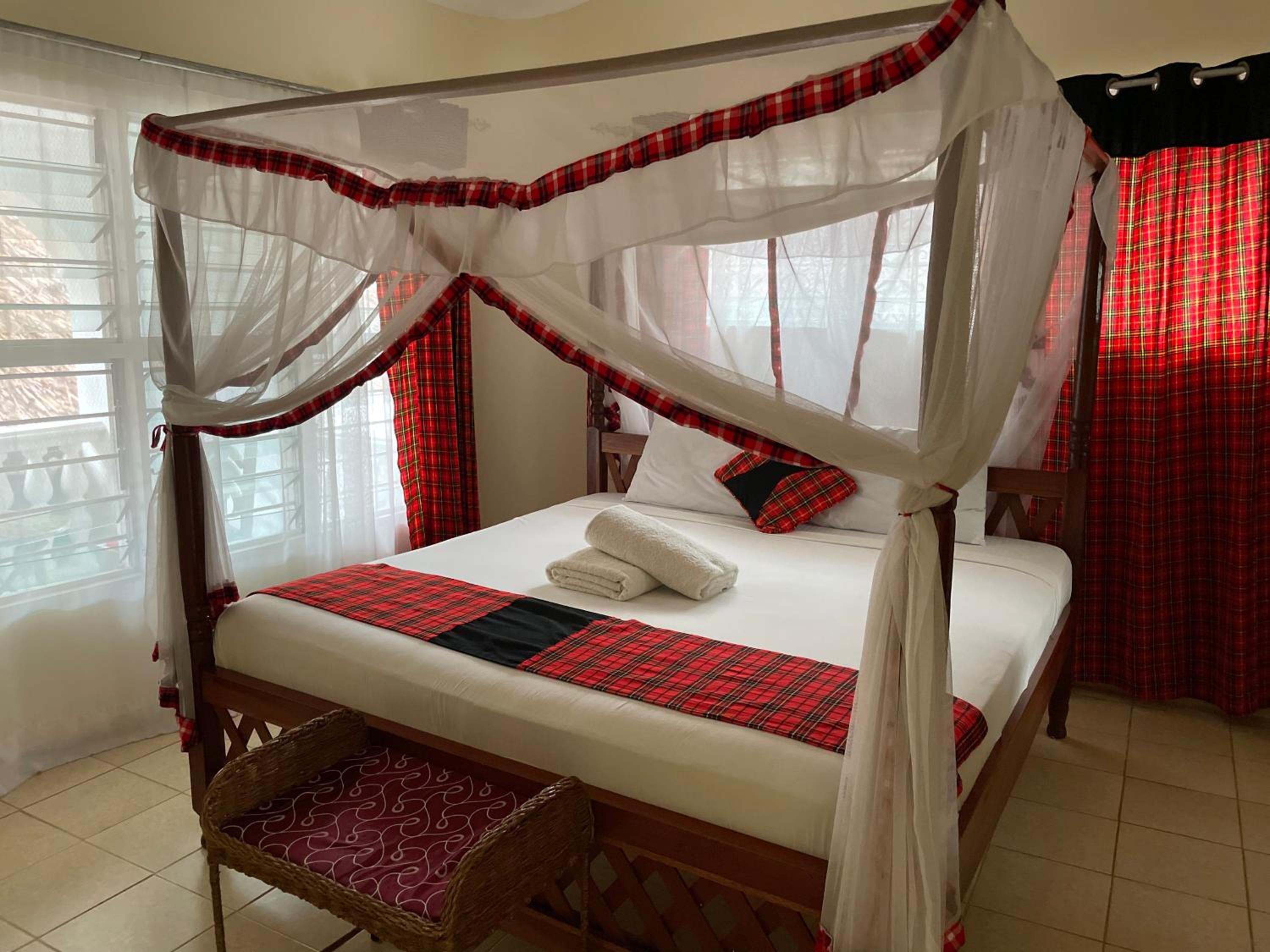 Double Room with Balcony - Photo 10
