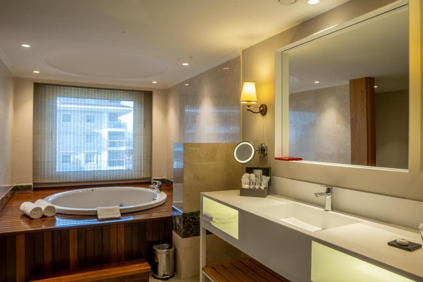 Deluxe Suite with Sea View photo 2