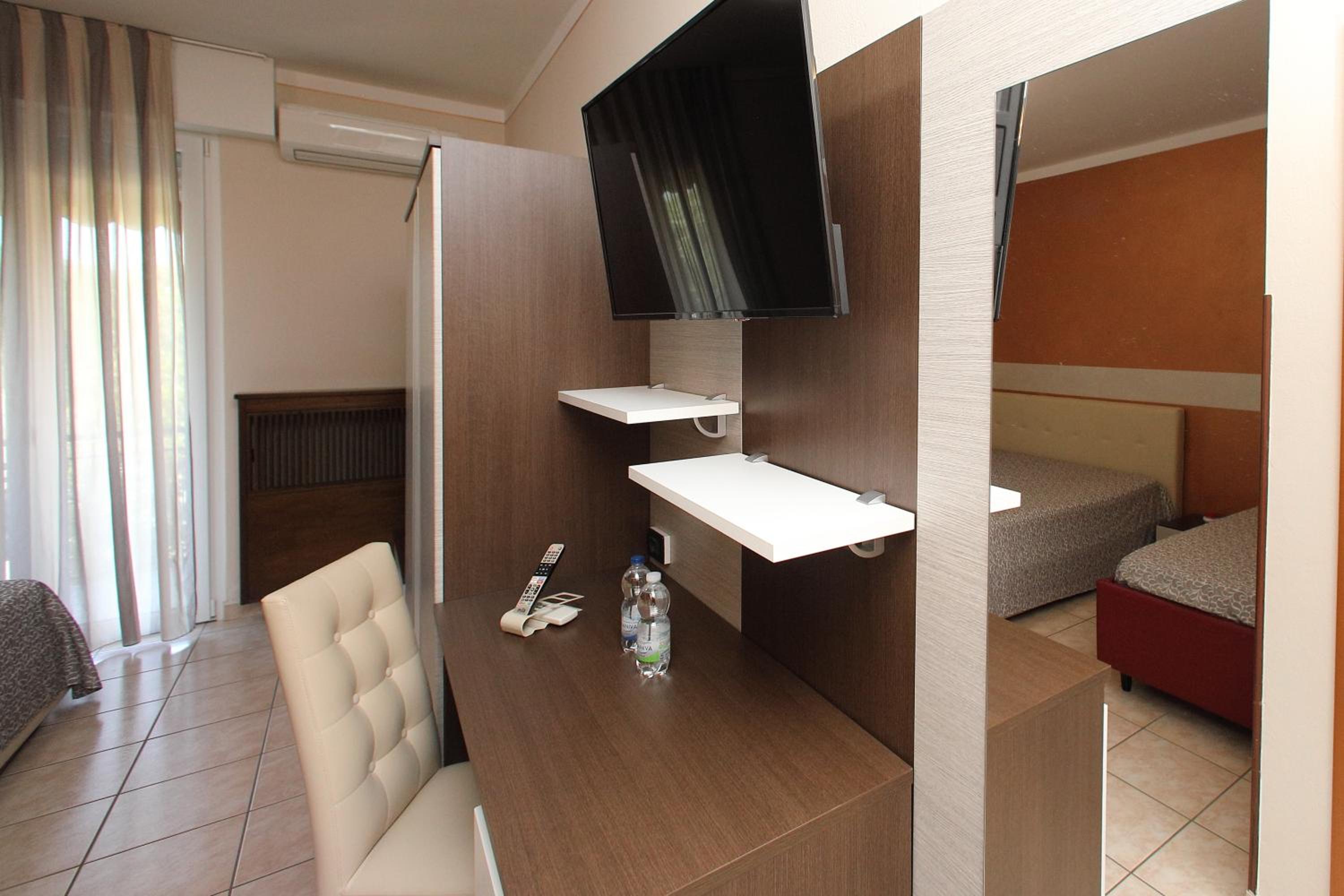 Standard Double Room with Balcony and Garden View photo 2