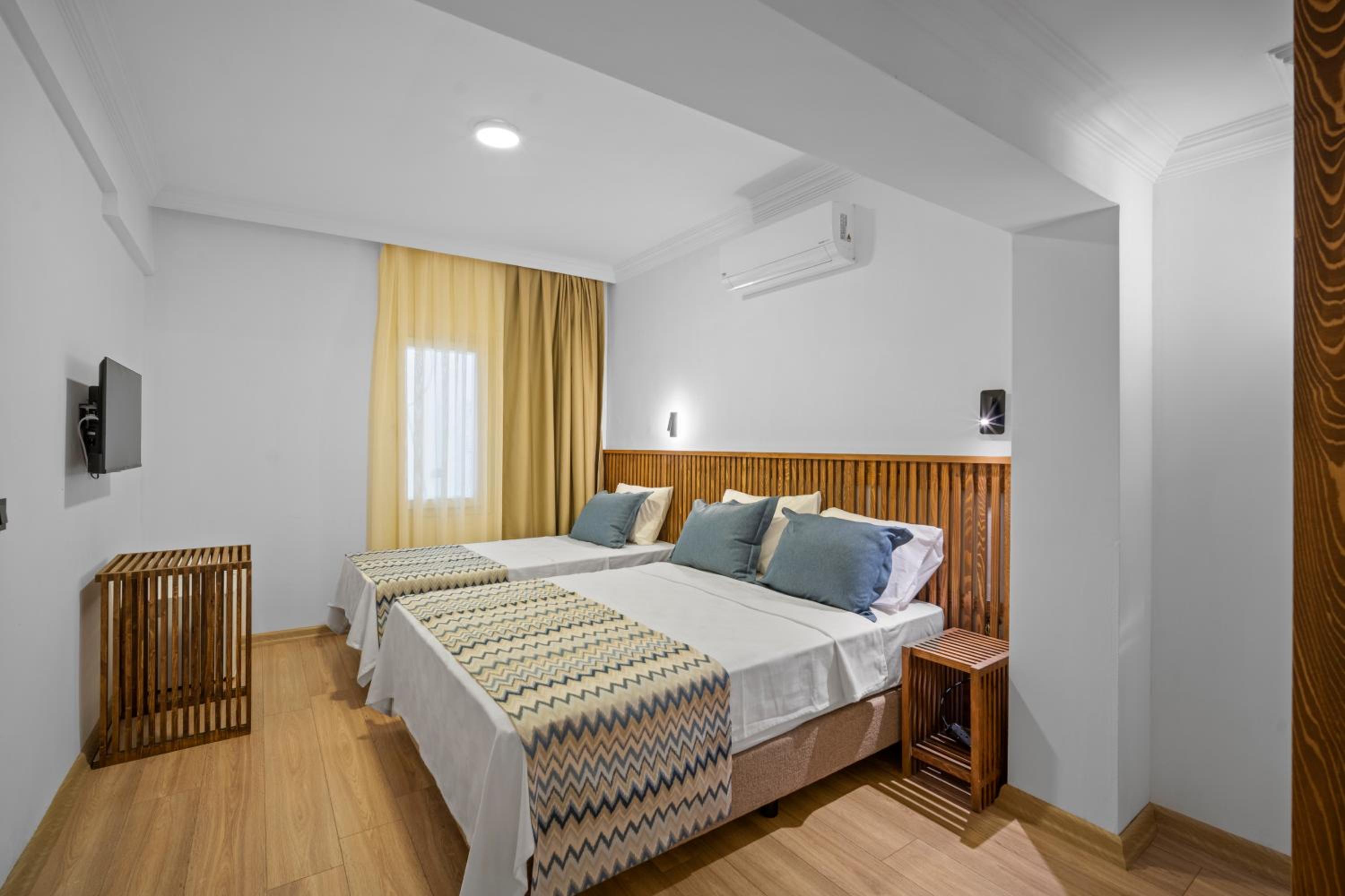 Superior Triple Room with Balcony photo 2